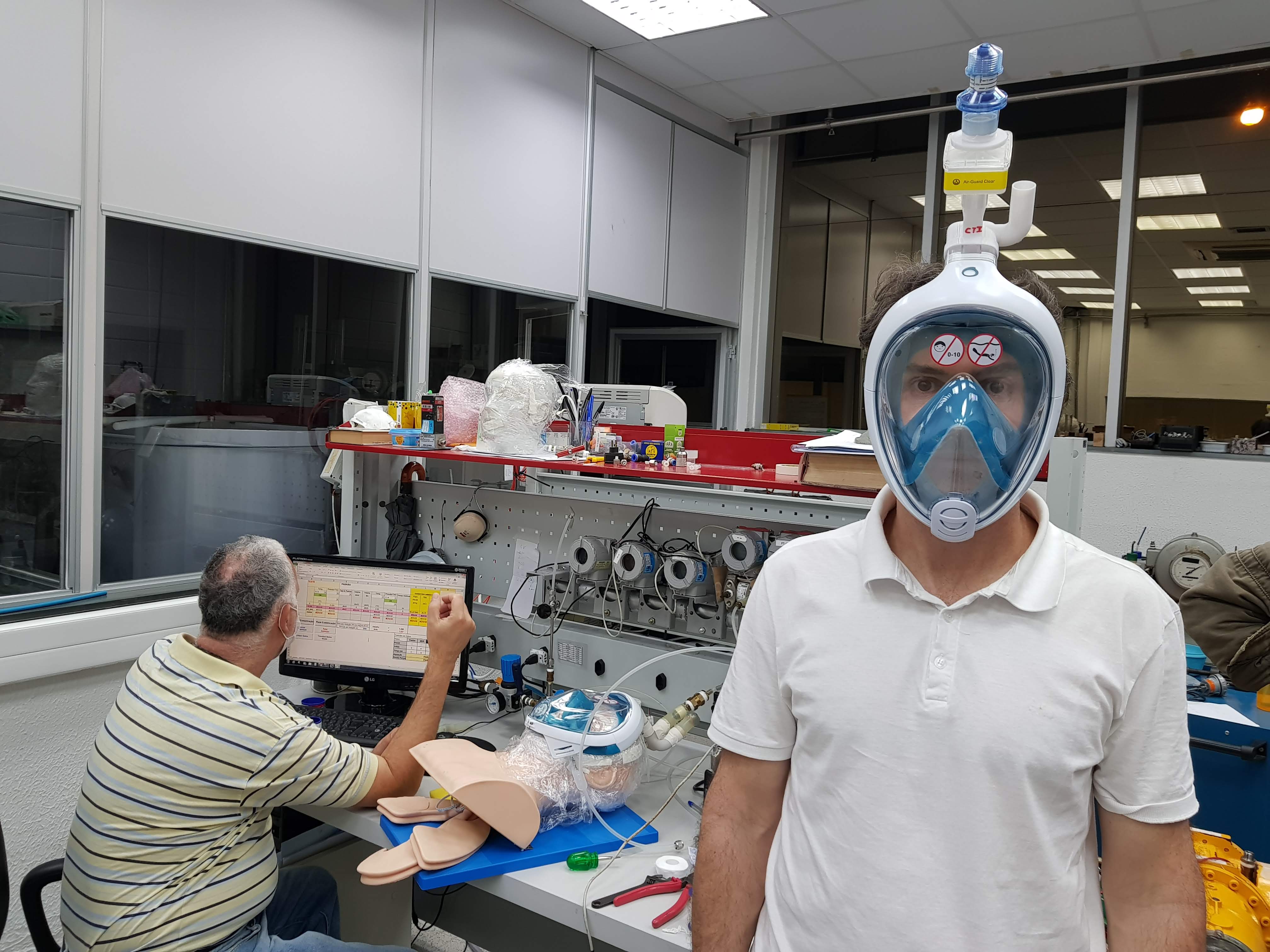 Máscara de mergulho adaptada para o tratamento da Covid-19 usada por voluntário