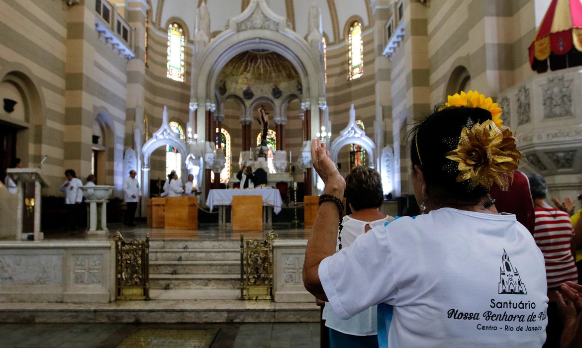 Fiéis durante missa em uma Igreja Católica