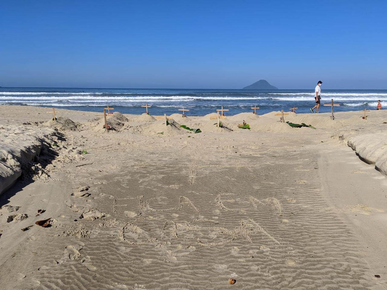 Moradores de São Sebastião fazem 'covas' na praia de Juquehy