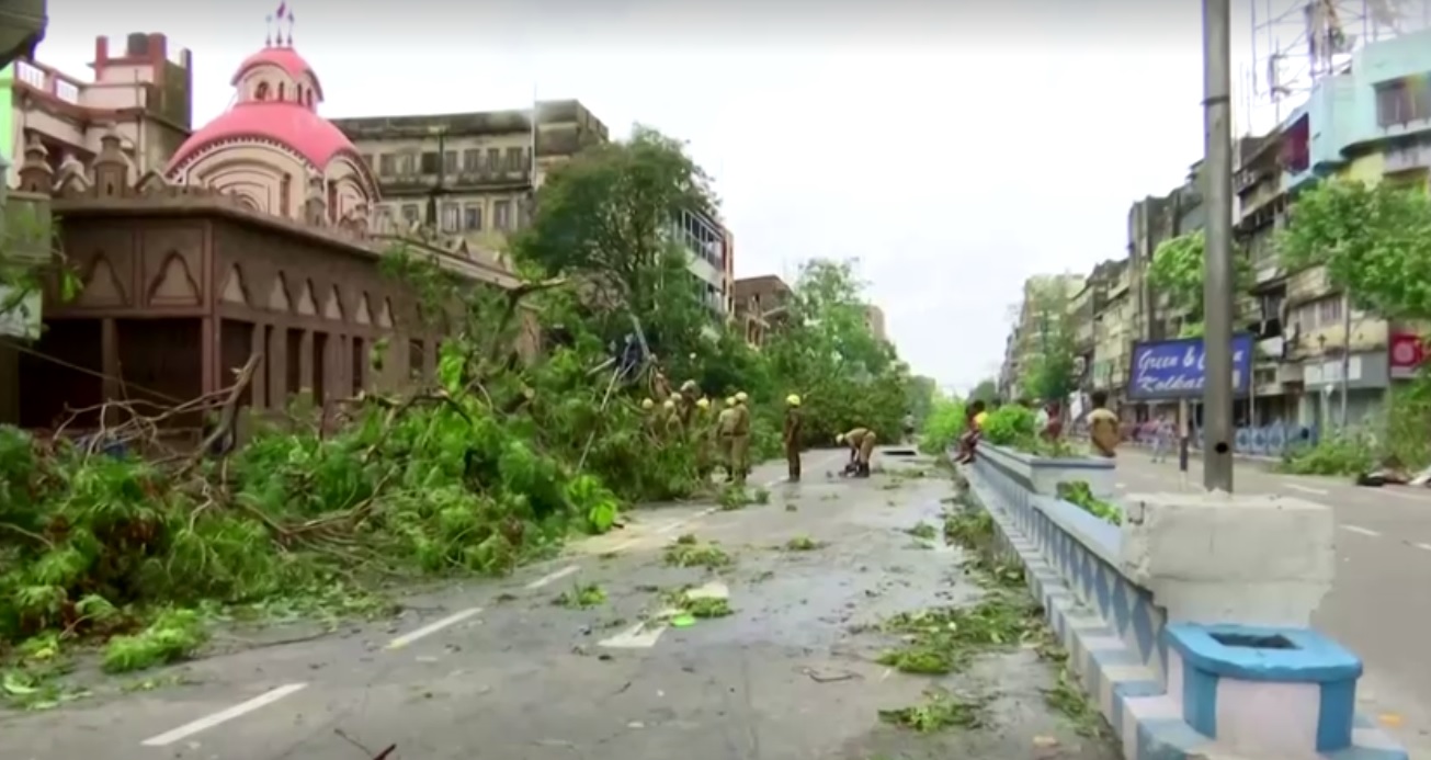 Destruição causada pelo ciclone Amphan na cidade de Calcutá, na Índia