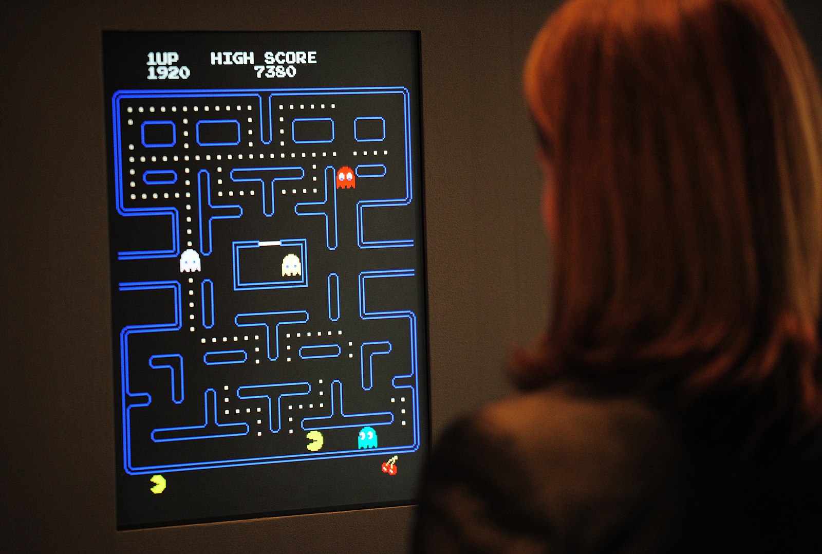 Paola Antonelli, curadora-sênior do MoMA joga Pac-Man em exibição de 2013