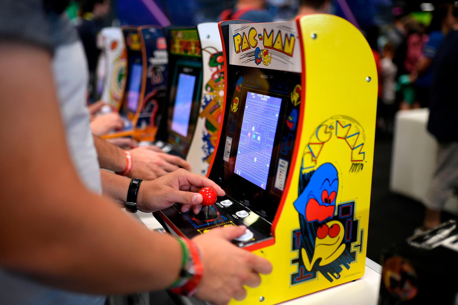 Jogador se diverte com Pac-Man durante feira em Colônia, na Alemanha, em 2019