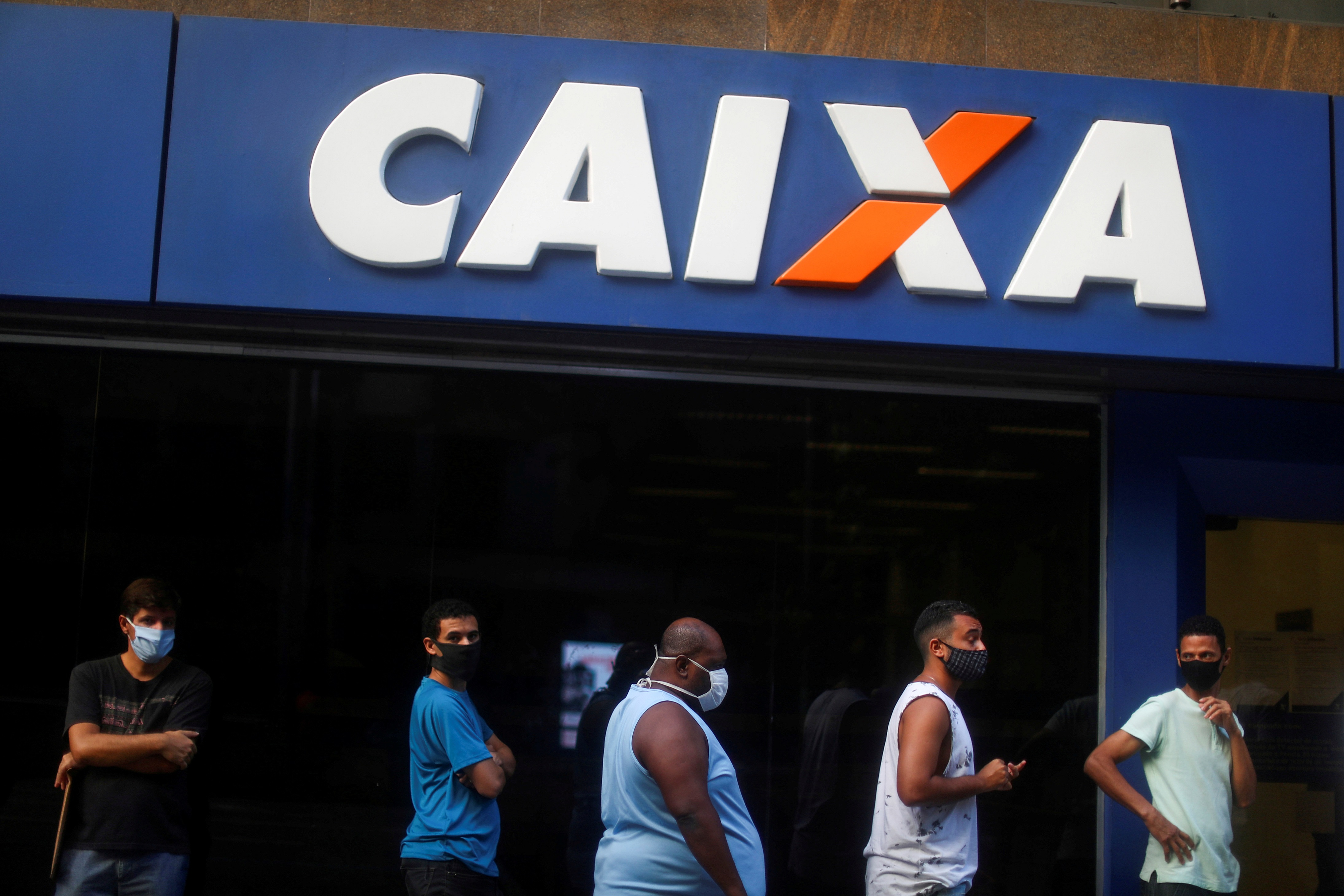 Pessoas fazem fila em agência da Caixa para tentar receber o auxílio emergencial