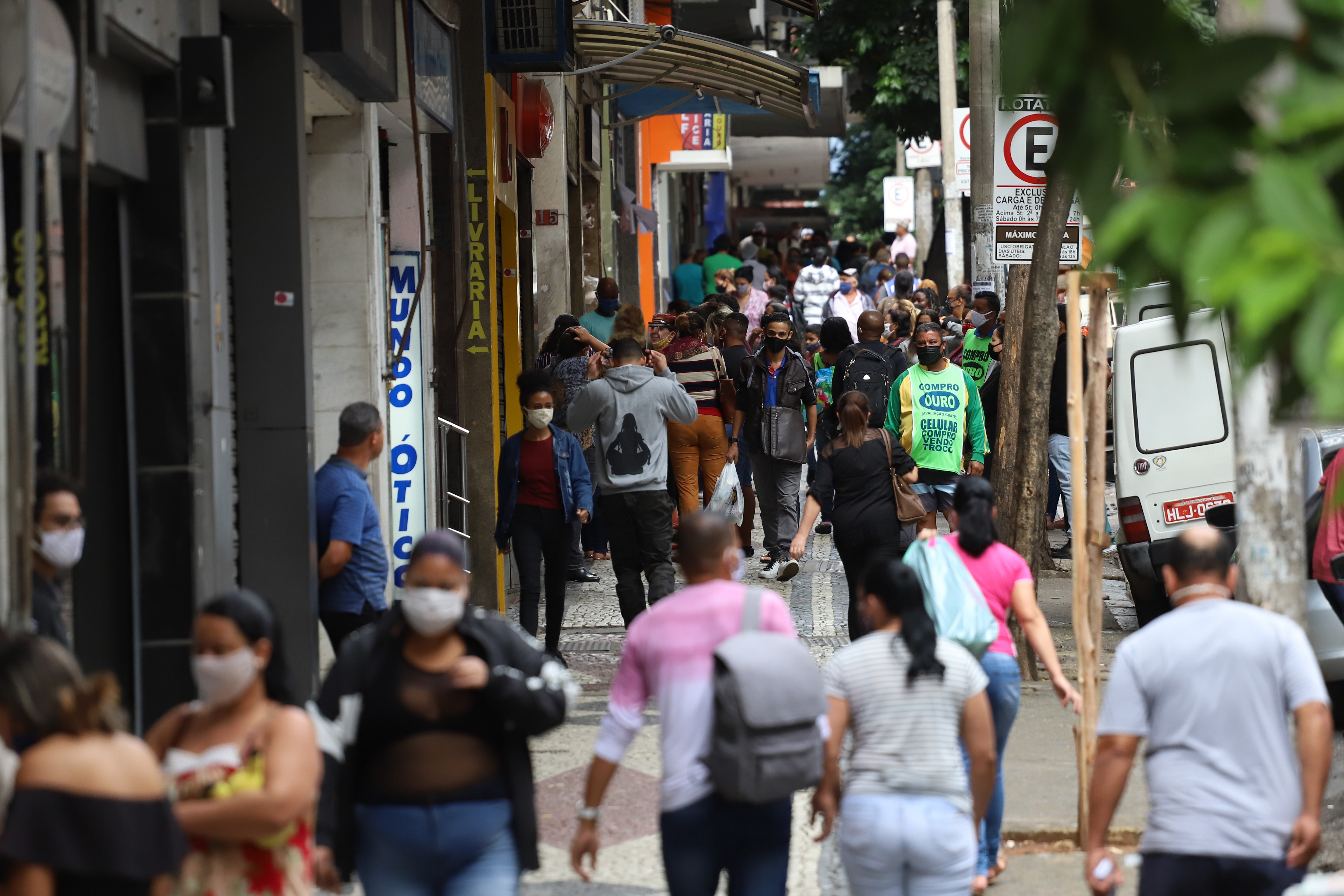 Movimento no centro de Belo Horizonte após a reabertura do comércio