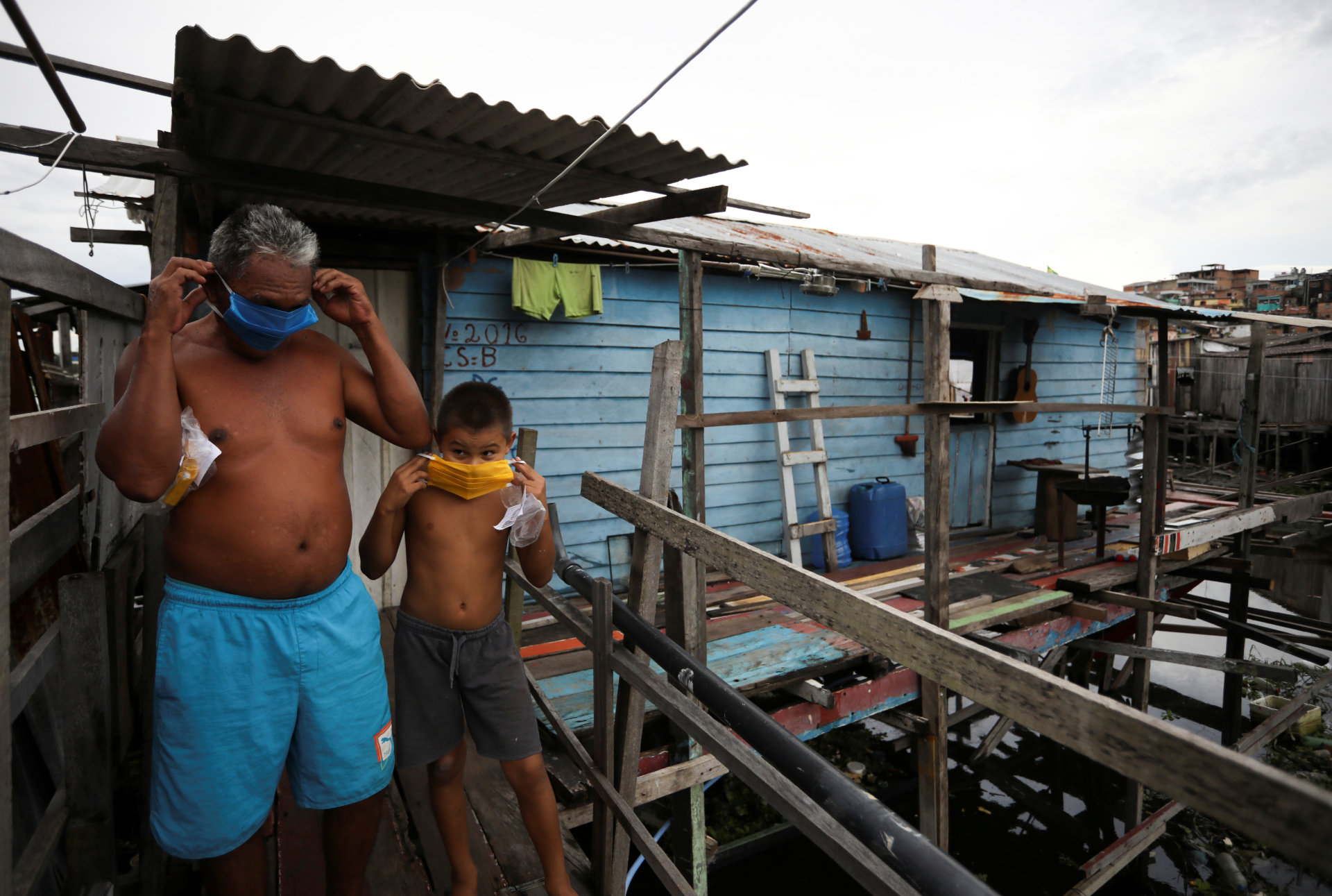 Moradores de comunidade de Manaus colocam máscara para evitar Covid-19