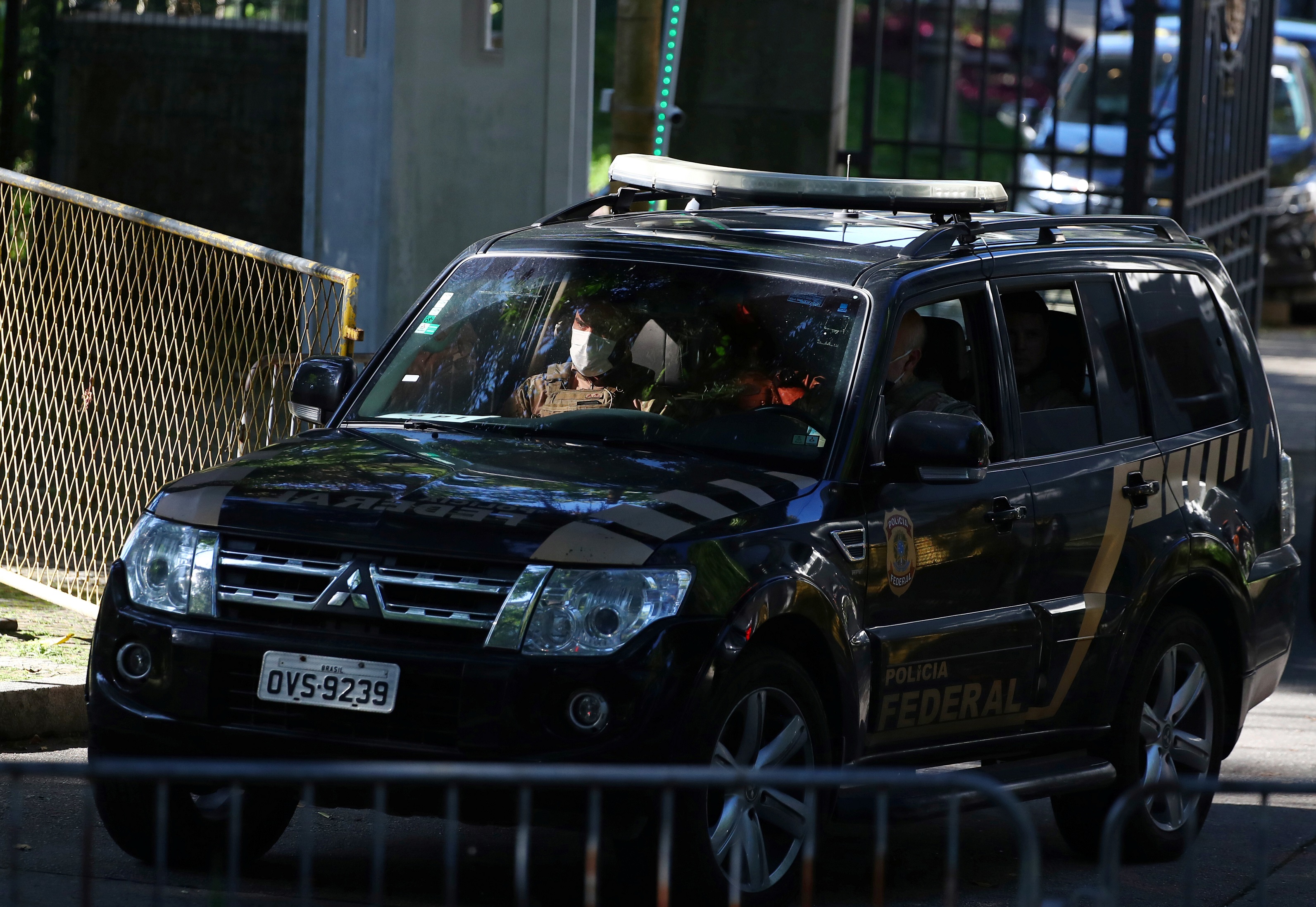 Carro da Polícia Federal (PF) deixa o Palácio Laranjeiras, no Rio