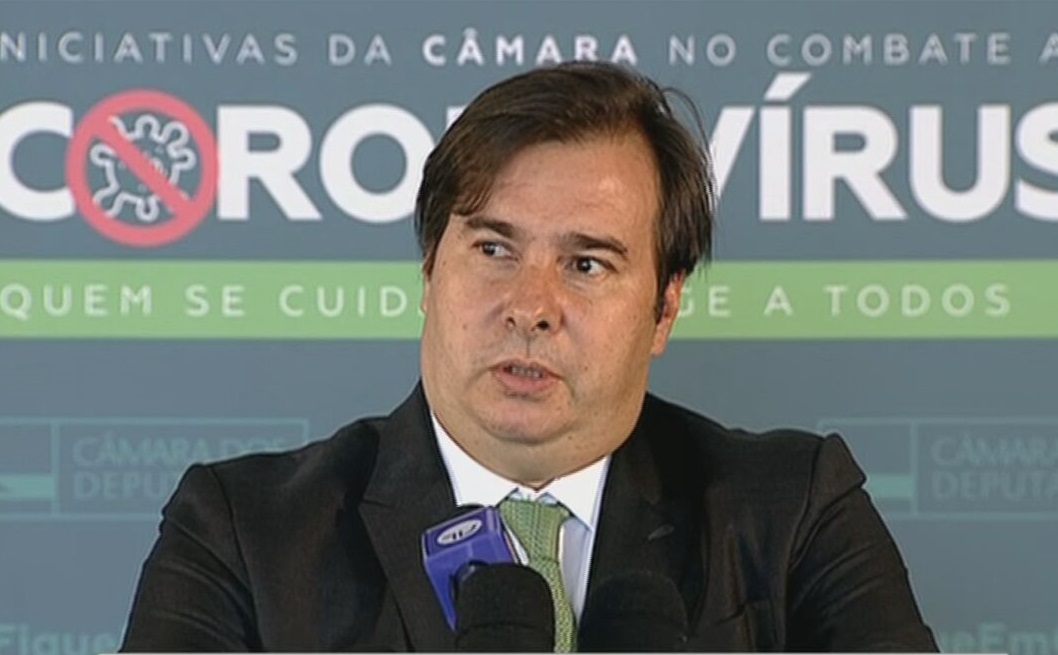 O presidente da Câmara, Rodrigo Maia (DEM-RJ), fala a jornalistas
