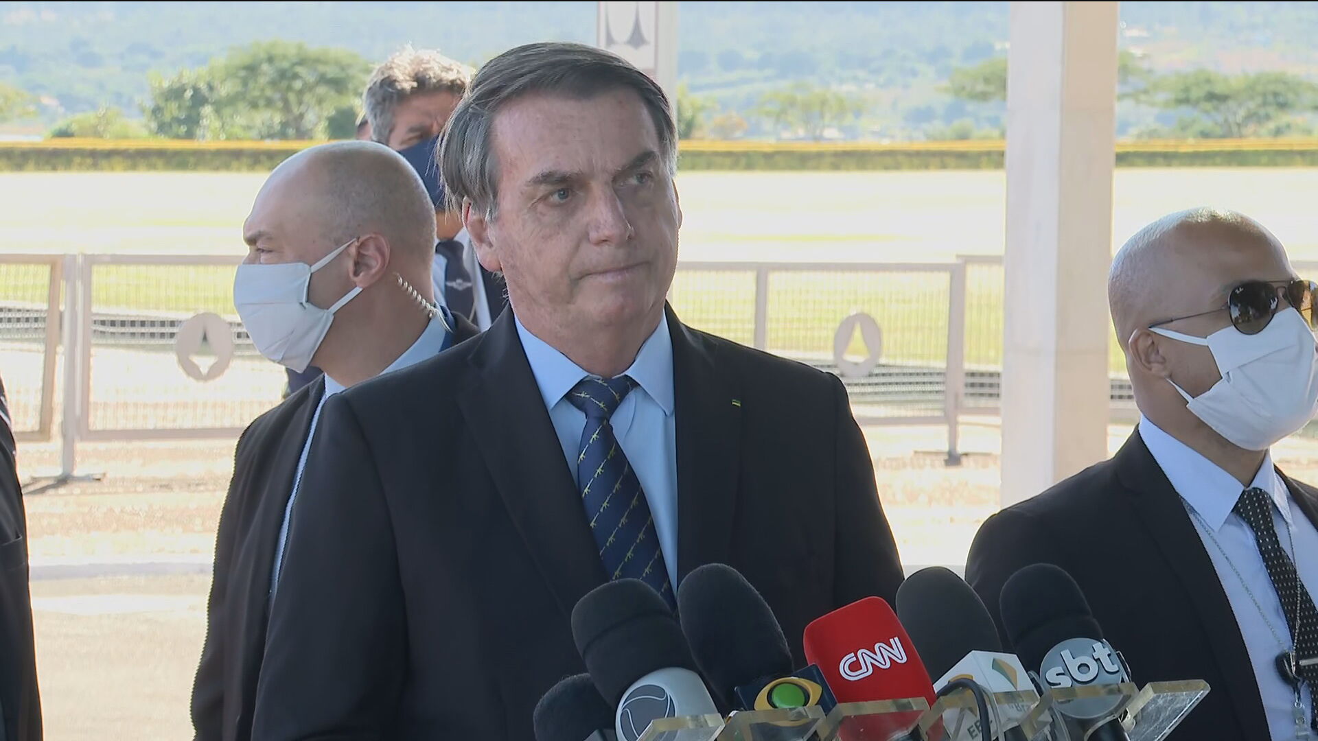 O presidente Jair Bolsonaro fala à imprensa na saída do Palácio do Alvorada