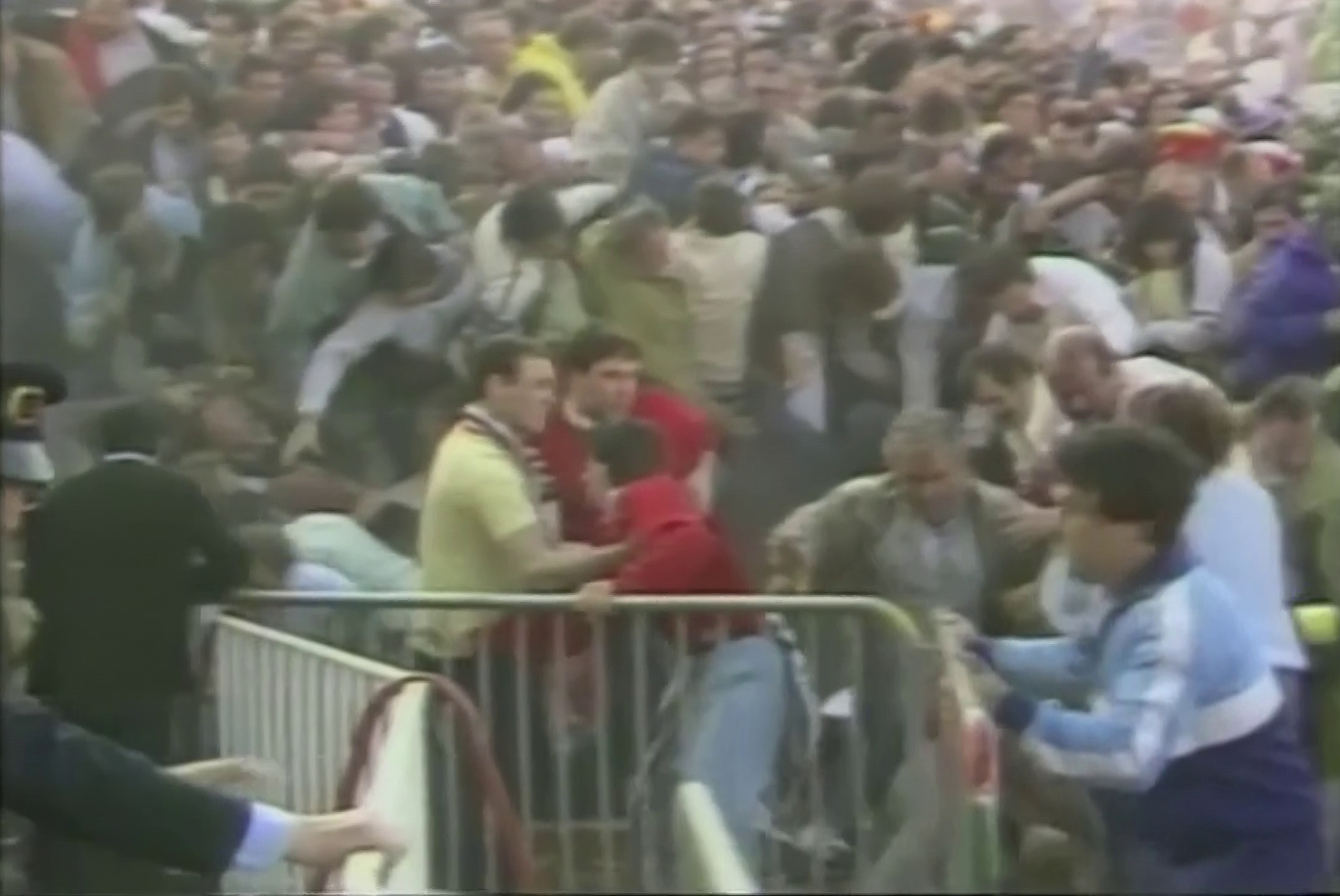 Frame de vídeo da Tragédia de Heysel, que deixou 39 torcedores mortos em 1985