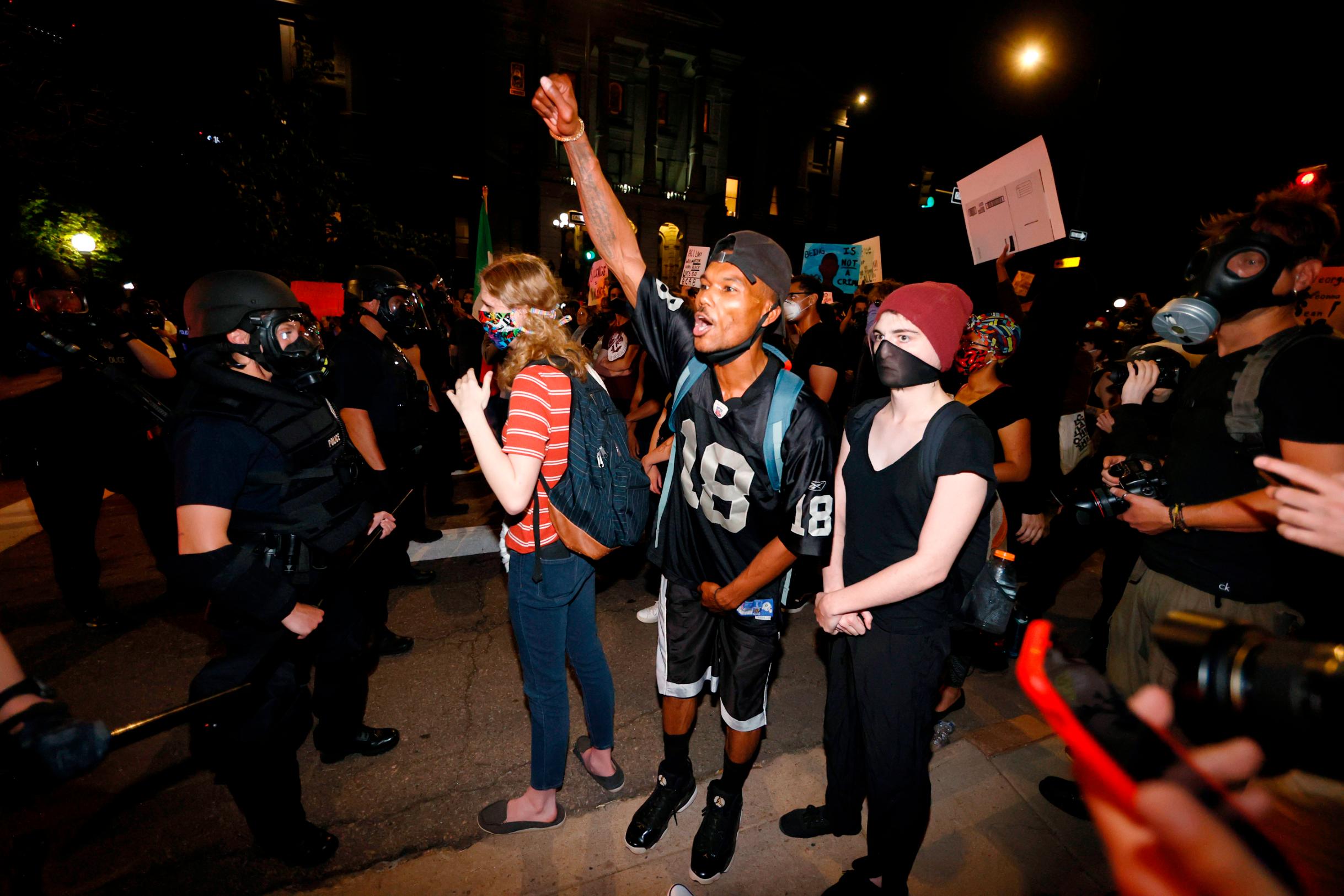 Manifestantes protestam em Denver (EUA) após a morte de George Floyd