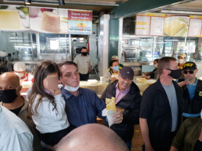 Bolsonaro visita pastelaria em Abadiânia (GO) e posa para fotos com criança