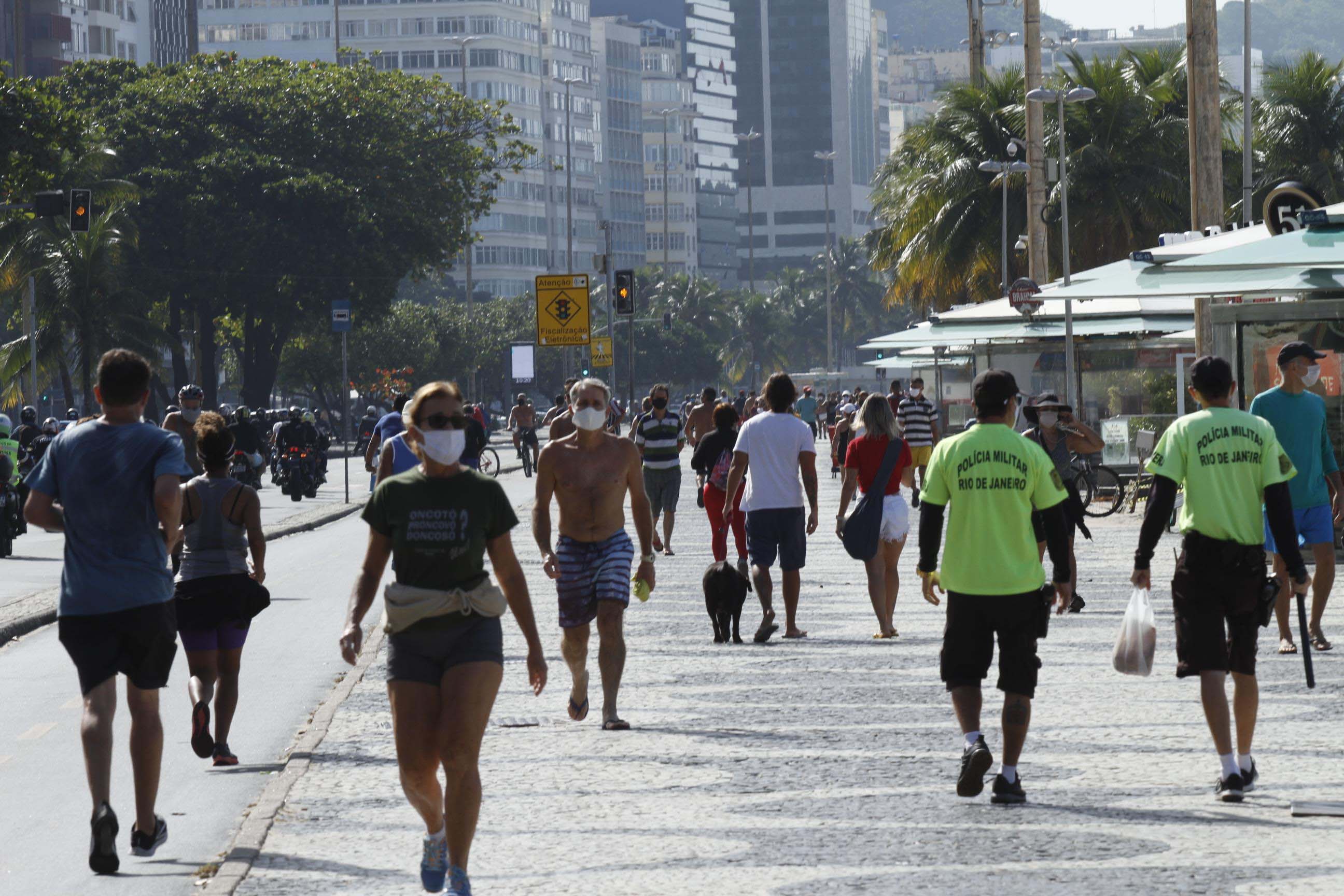 Movimentação na orla da Praia de Copacabana, no Rio de Janeiro