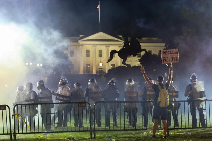 Policiais da tropa de choque protegem a Casa Branca, em Washington