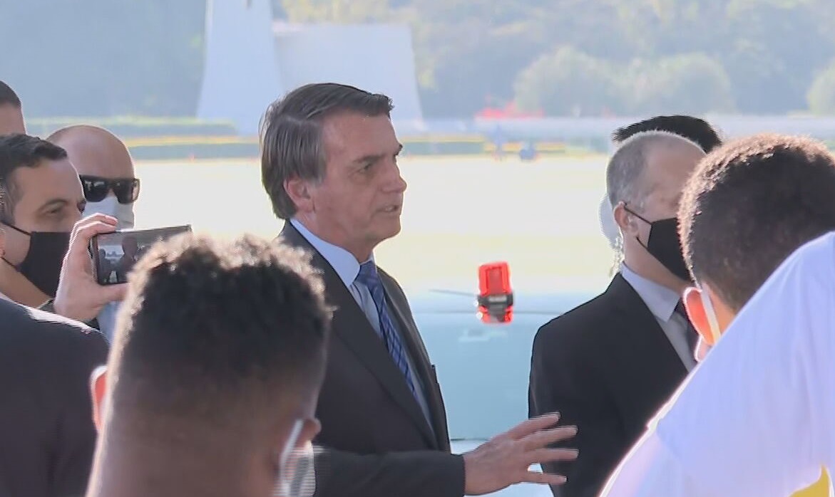 O presidente Jair Bolsonaro fala a apoiadores na saída do Palácio da Alvorada