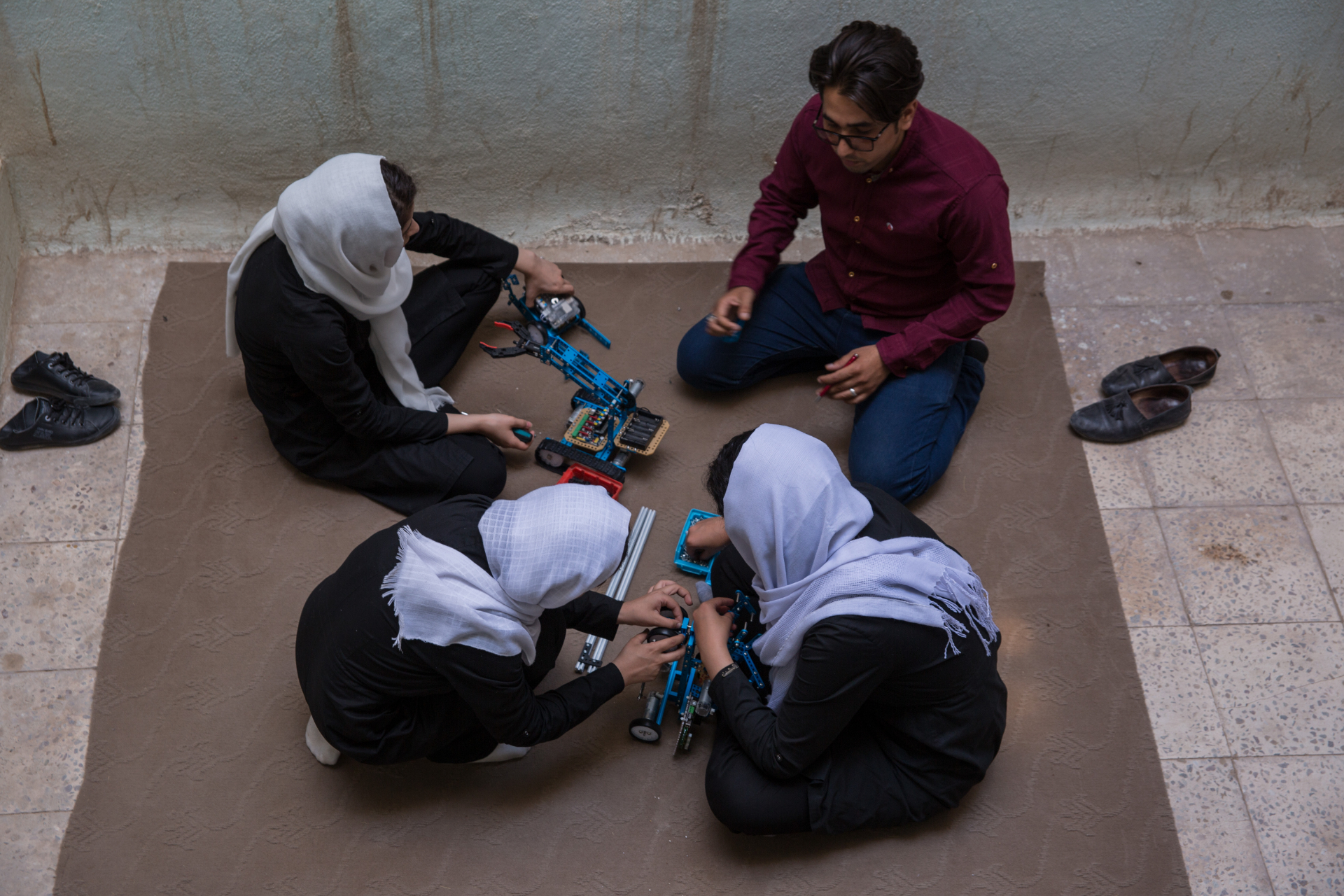 As cinco adolescentes fazem parte da Equipe de Robótica para Meninas Afegãs