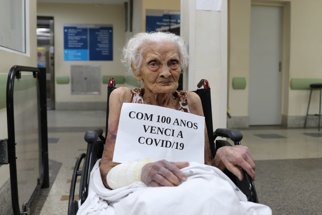 Idosa de 100 anos recebe alta após internação por coronavírus em hospital do Rio