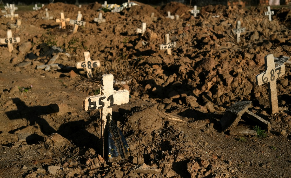 Cruzes sobre covas em Cemitério São Francisco Xavier
