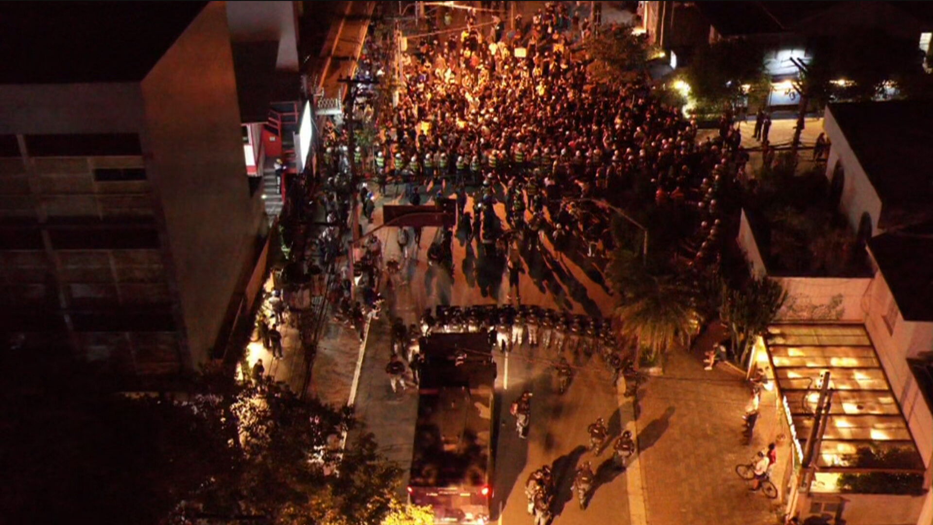 Tropa de choque bloqueia manifestantes em São Paulo
