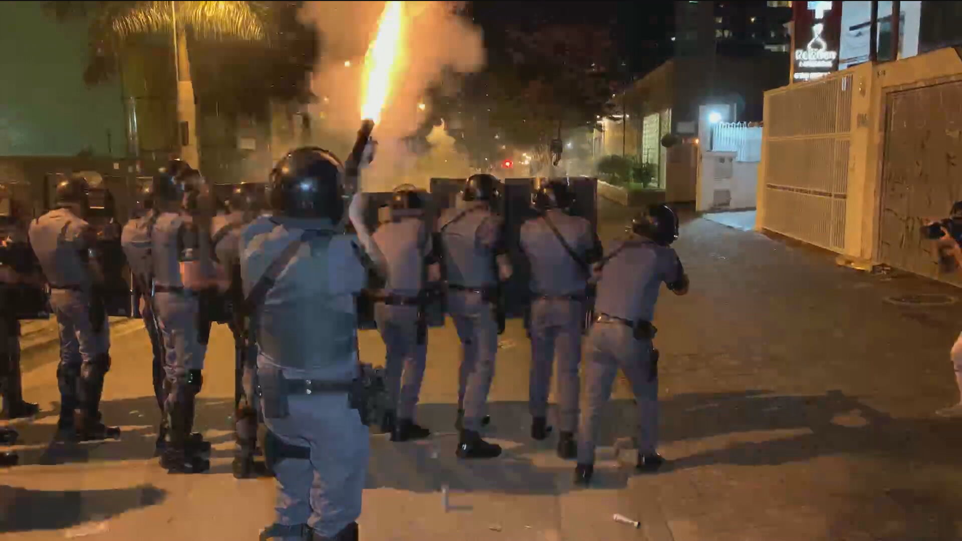 Policiais dispersam manifestantes em São Paulo (07.jun.2020)