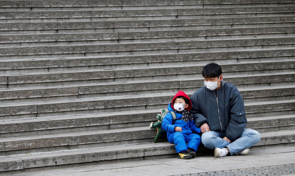 Pai e filho usando máscara na China