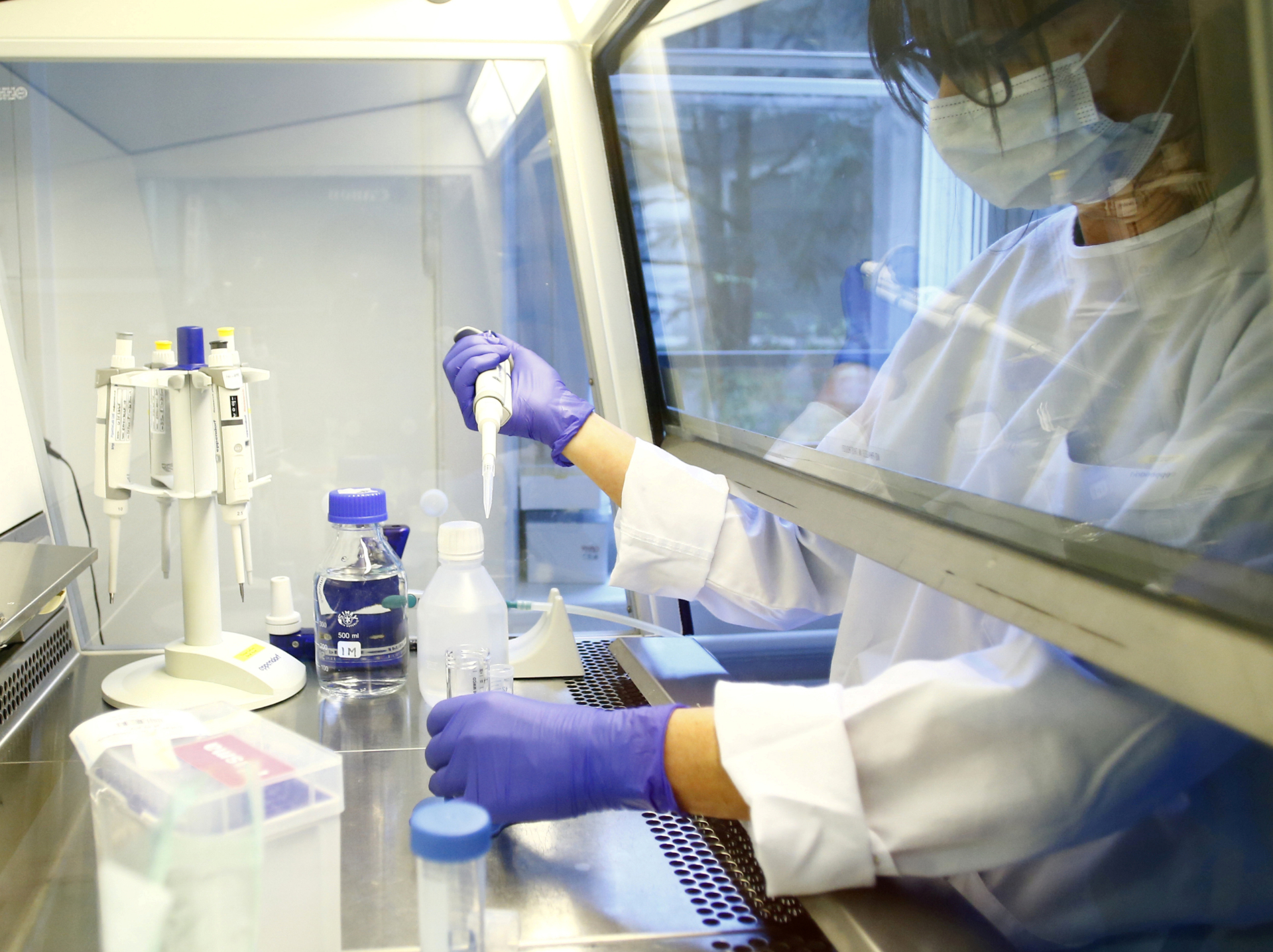 Técnicos na Suíça realizam testes para vacina contra Covid-19