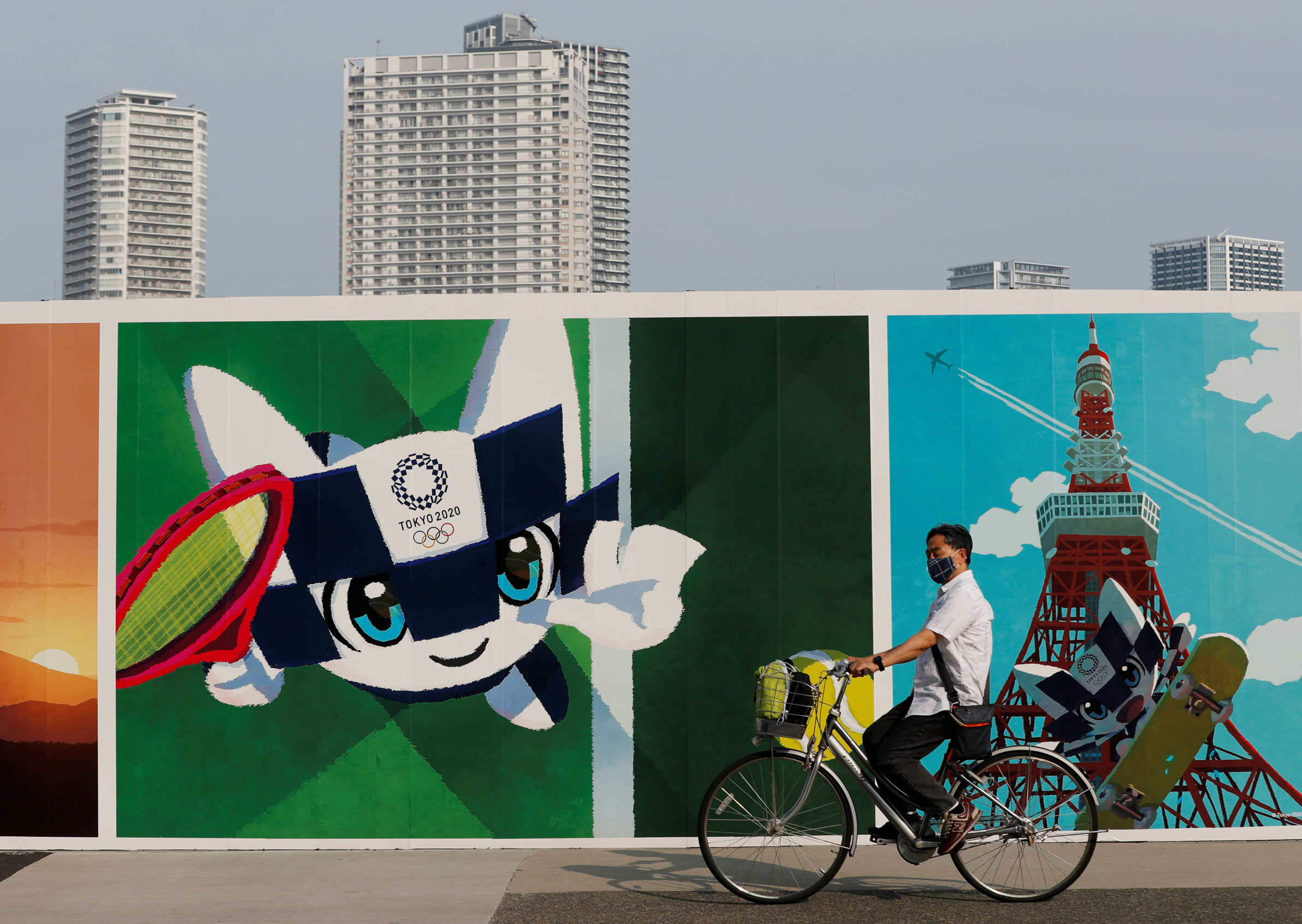 Painel com mascote das Olimpíadas em Tóquio, no Japão