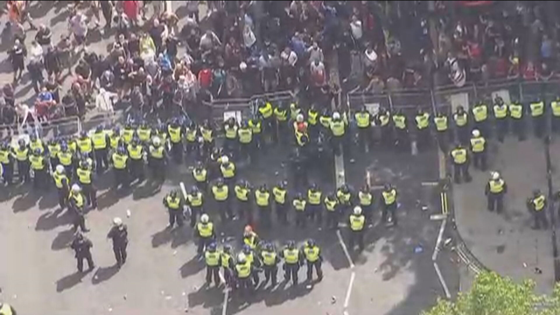 Manifestantes forçam barreira montada pela polícia londrina durante protesto