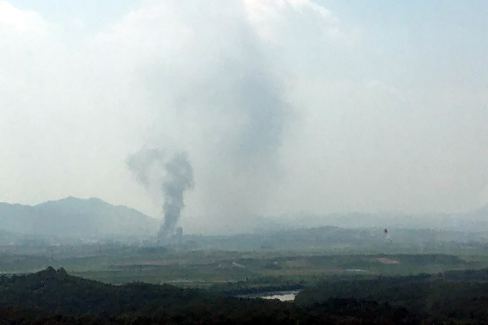 Fumaça acima do local onde ficava o prédio de diálogo das Coreias, em Kaesong