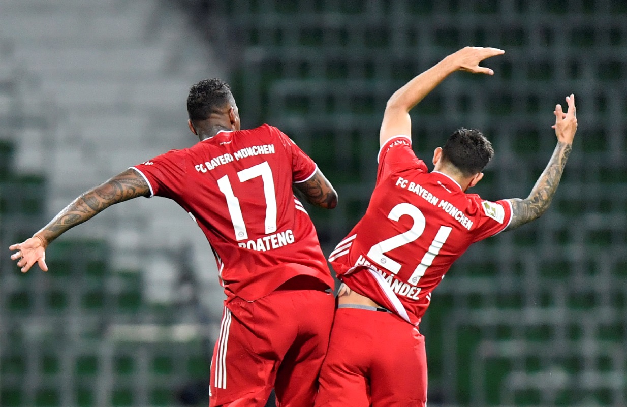 Jogadores Jerome Boateng e Lucas Hernandez comemoram título do Bayern de Munique