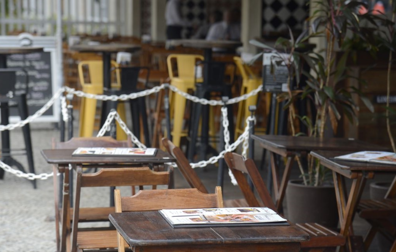 Bares e restaurantes de Botafogo fechados no horário do almoço, no Rio de Janeir