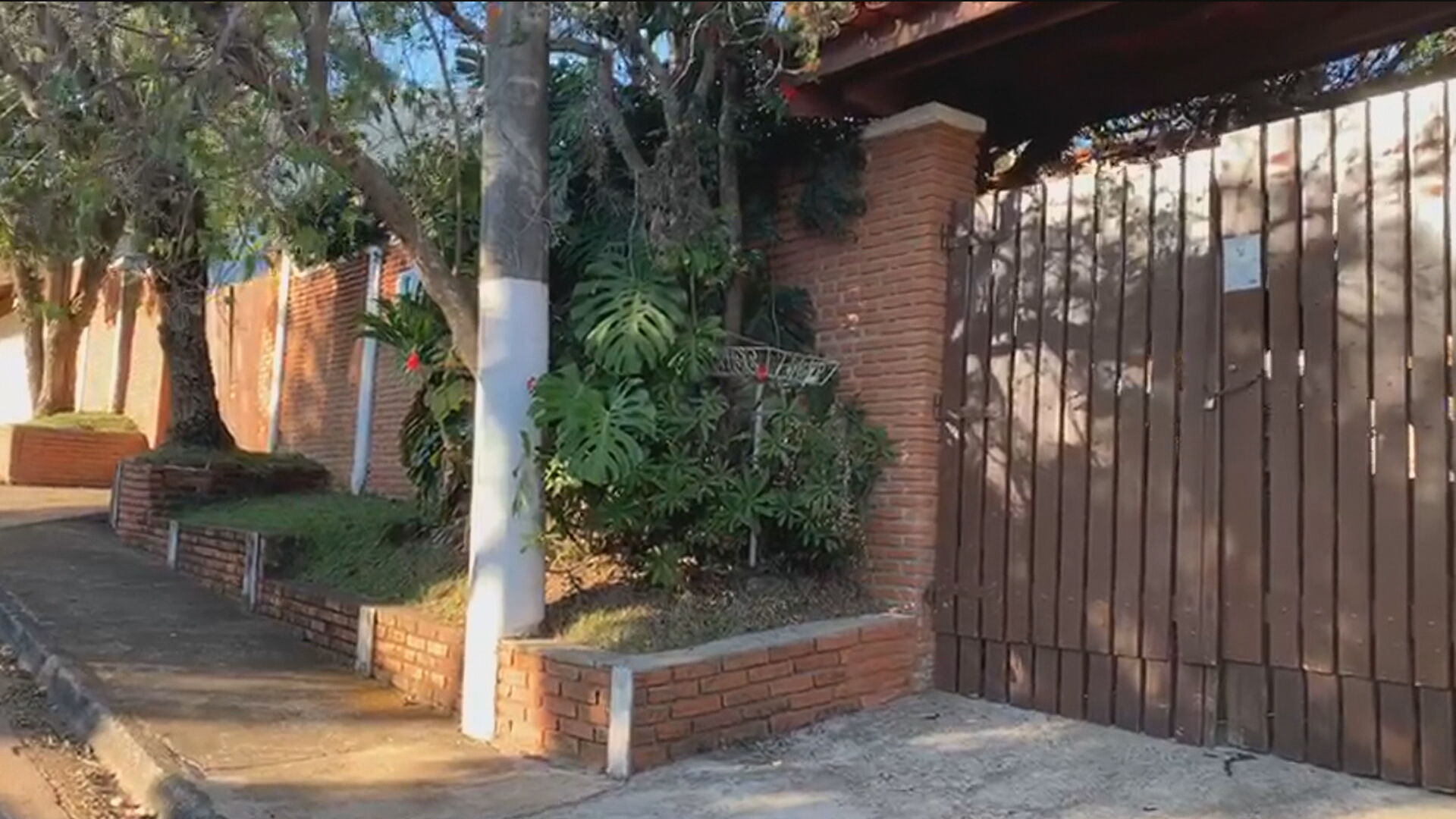 Fachada da residência em Atibaia, onde o ex-assessor Fabrício Queiroz foi locali
