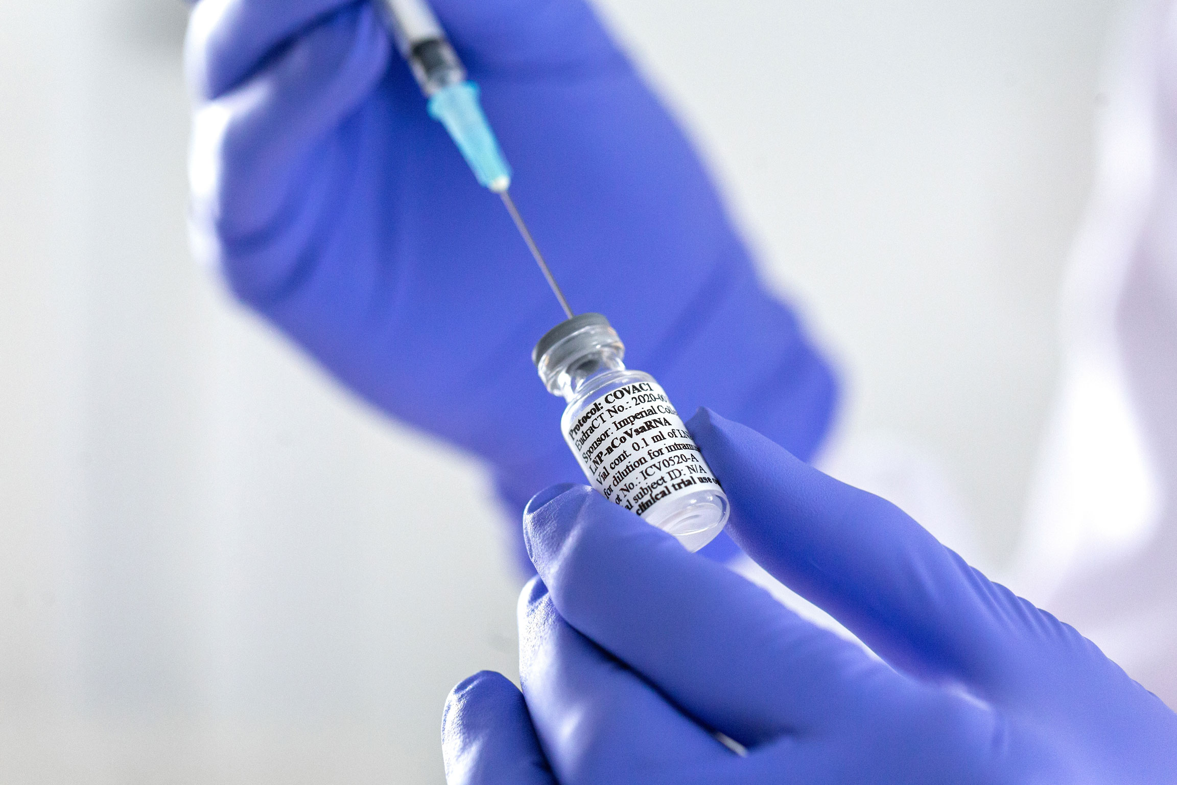 Frasco com potencial vacina contra Covid-19