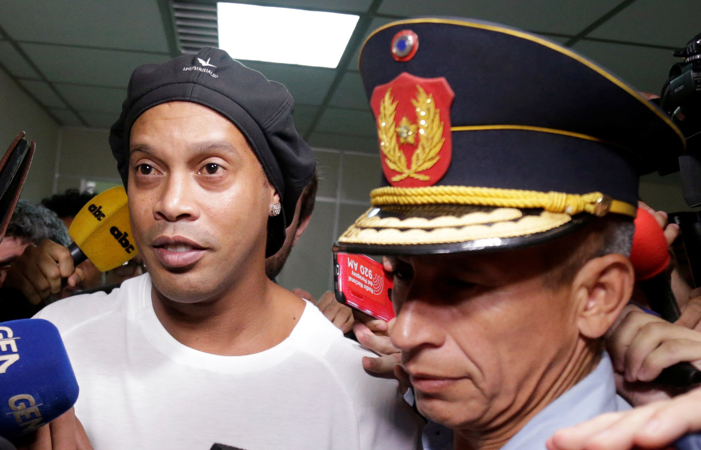 Ronaldinho deixa a Suprema Corte do Paraguai após depoimento