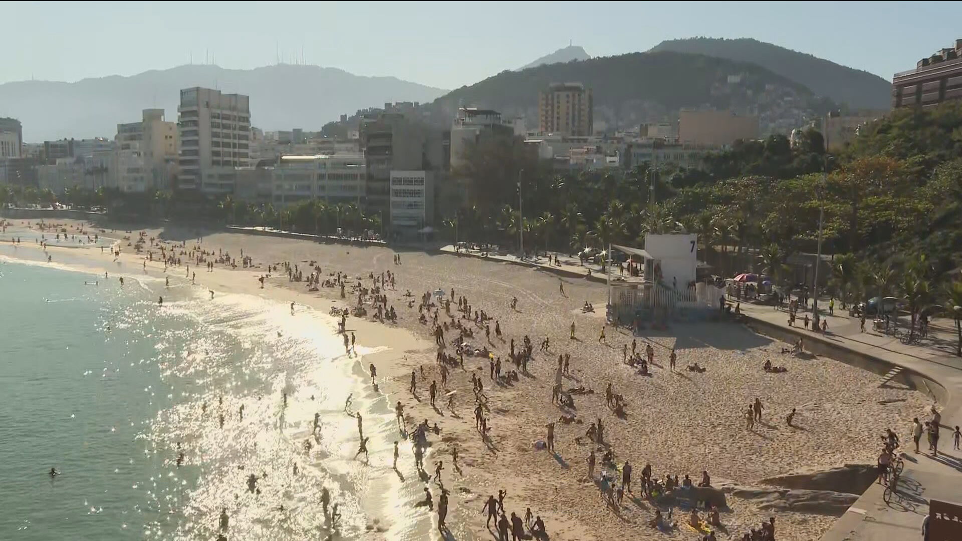 Primeiro dia de inverno tem movimento nas praias cariocas