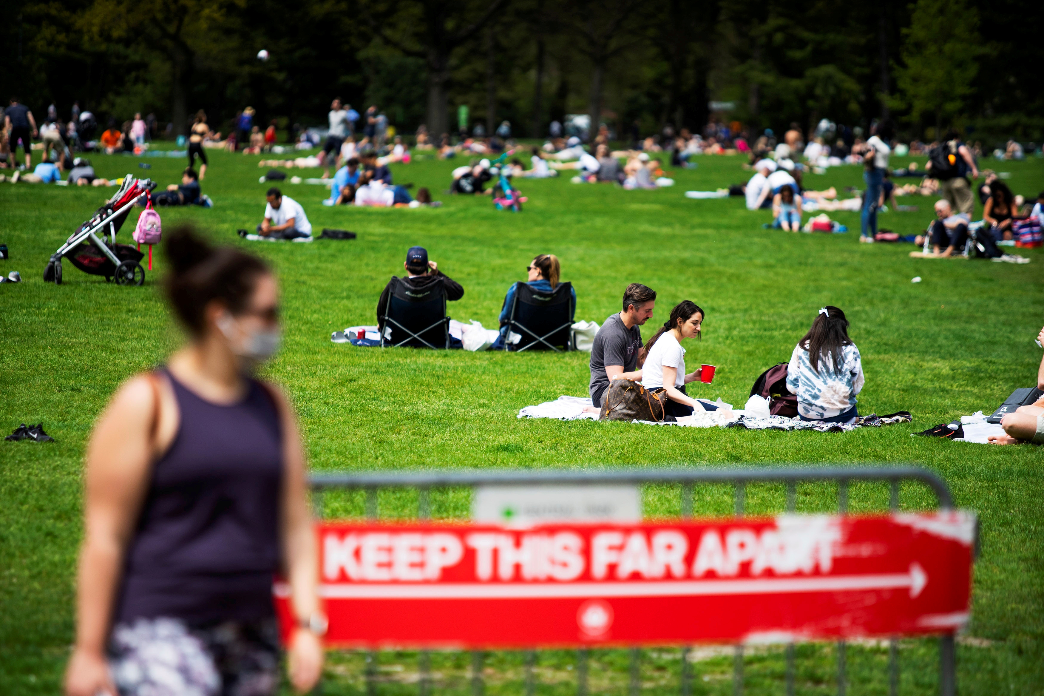 Pessoas conversam tentando manter o distanciamento social no Central Park
