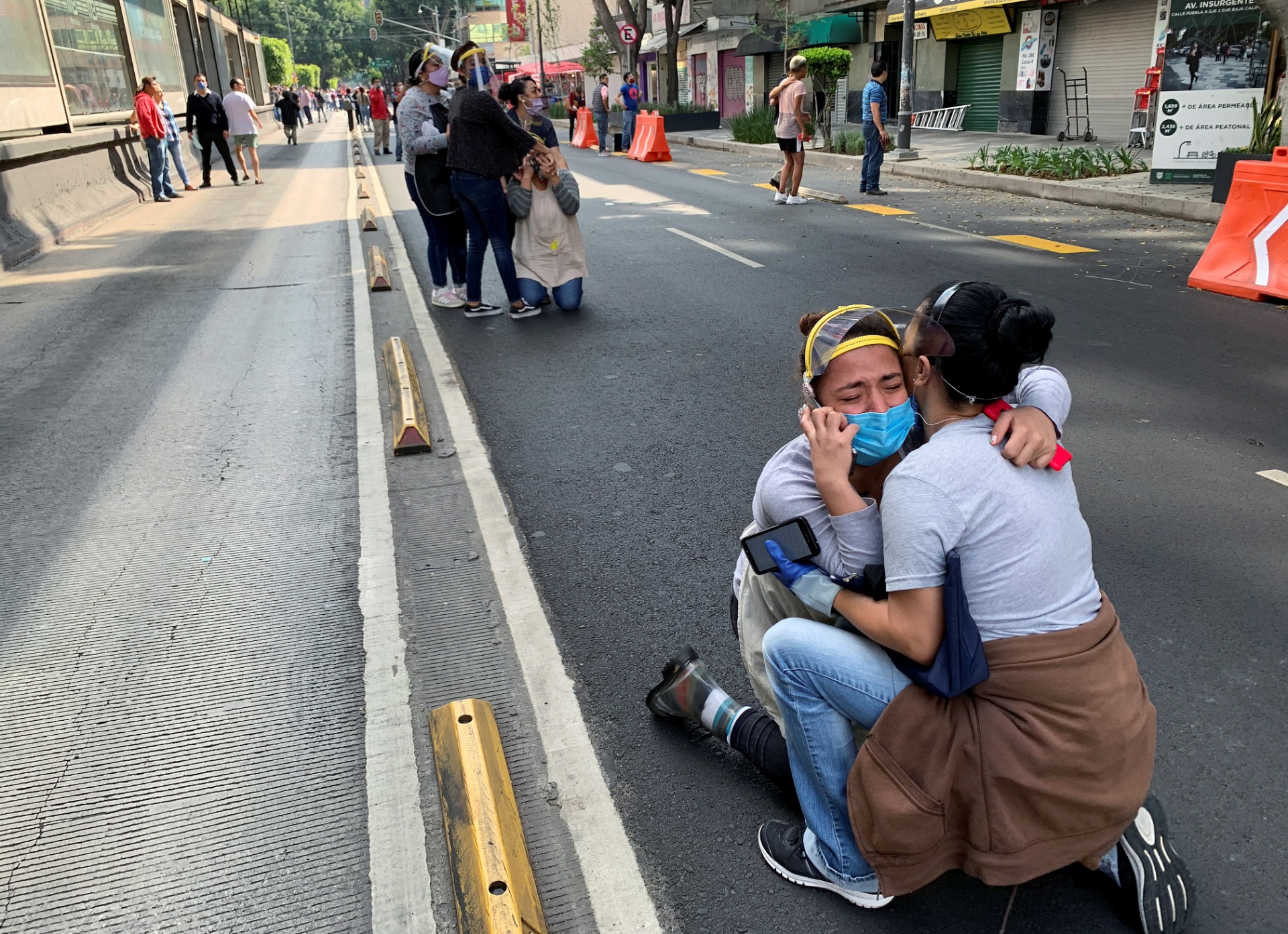 Moradores da Cidade do México ocupam ruas após terremoto