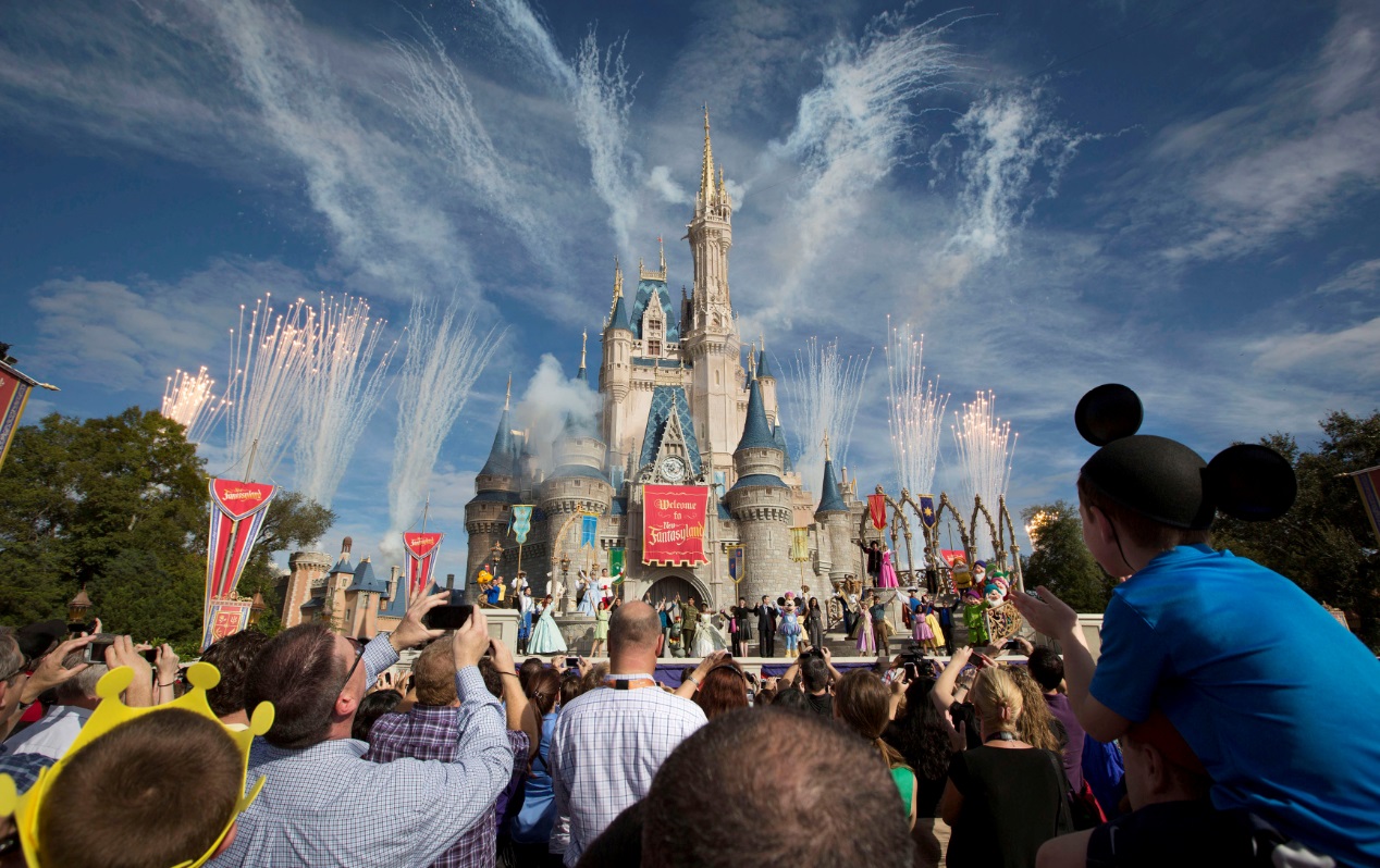 Visitantes assistem a queima de fogos durante apresentação em parque da Disney