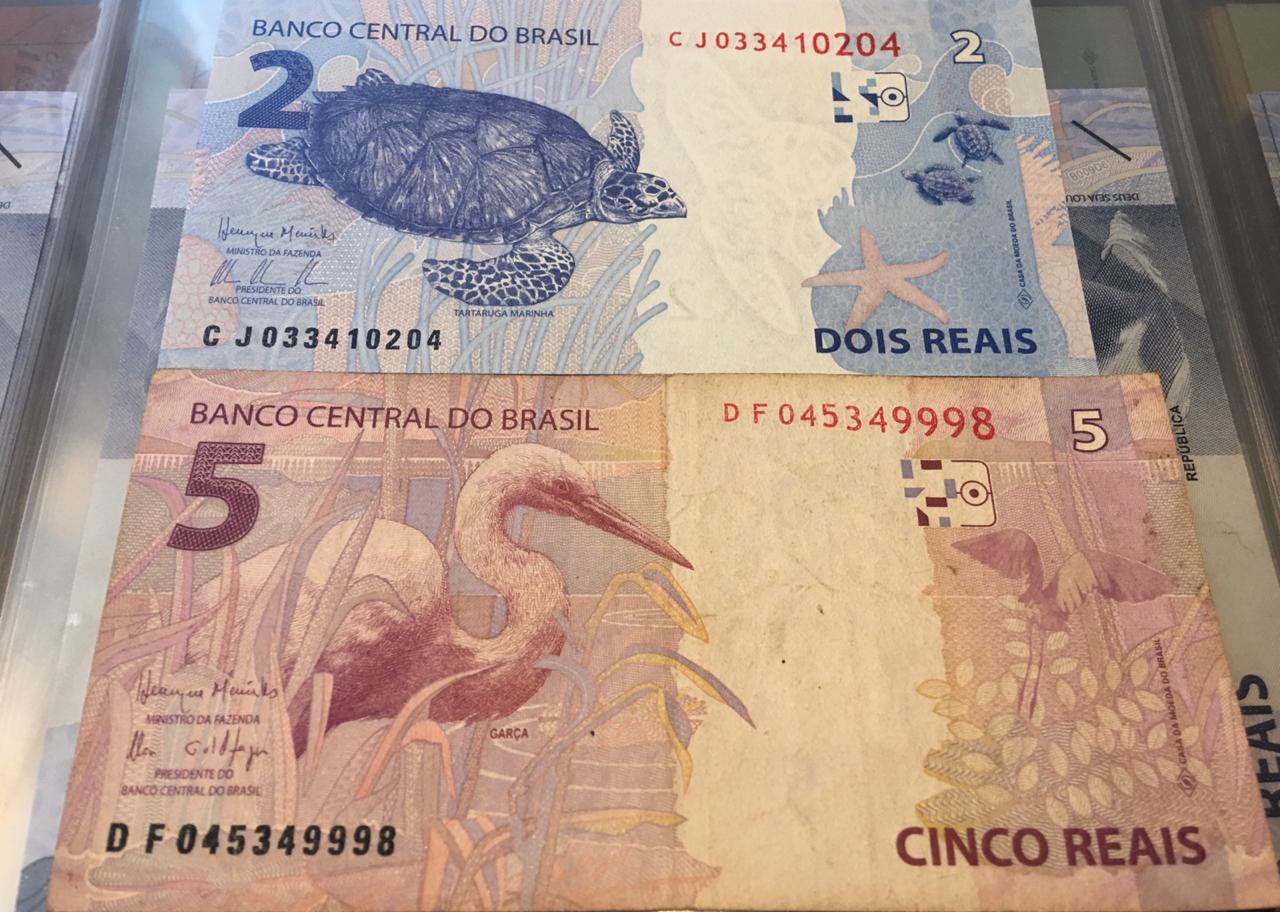 Cédulas de R$ 2 com letras CJ, de 2015, e de R$ 5 com letras DF, de 2016