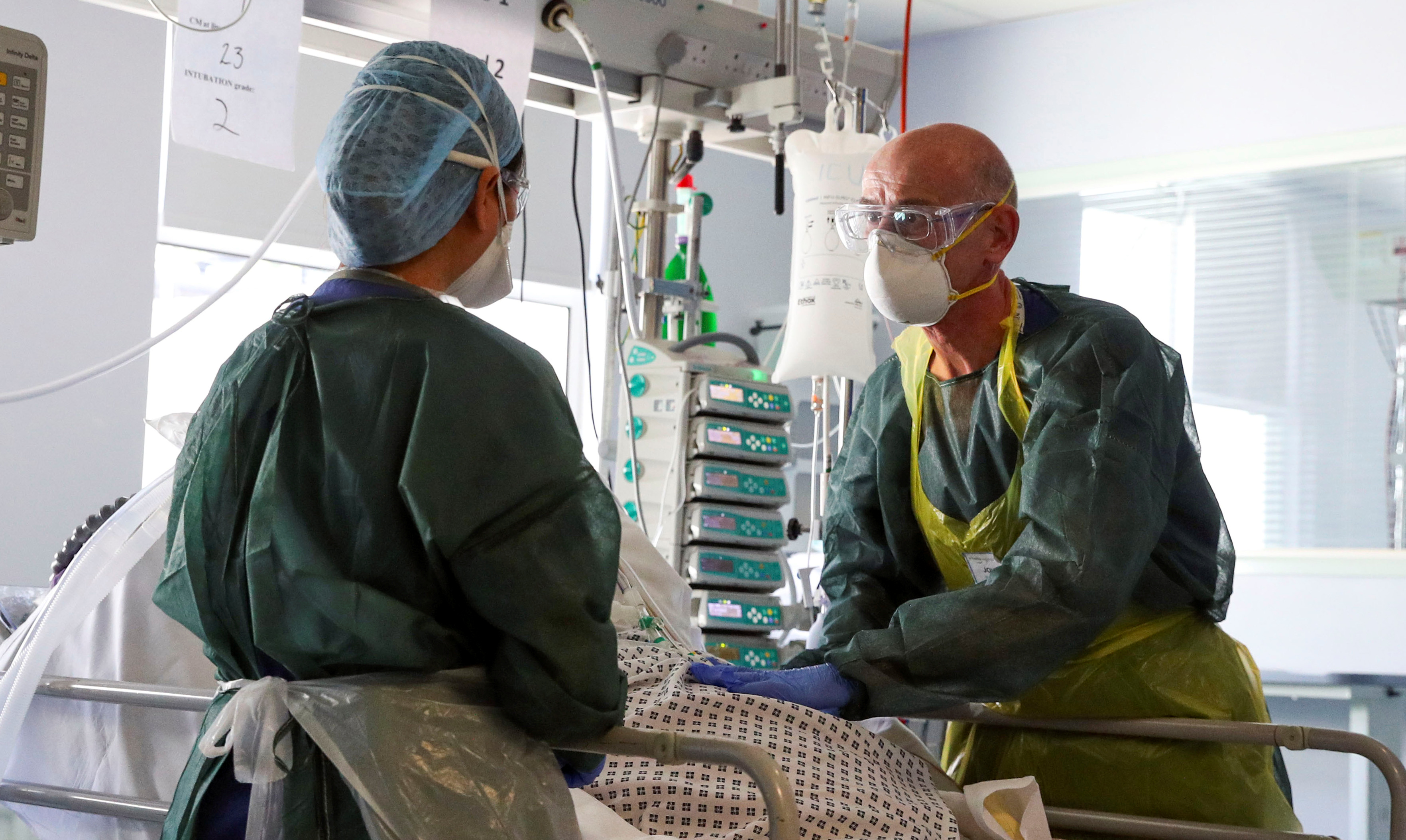 Paciente infectado com o novo coronavírus é tratado em hospital em Surrey, no Re