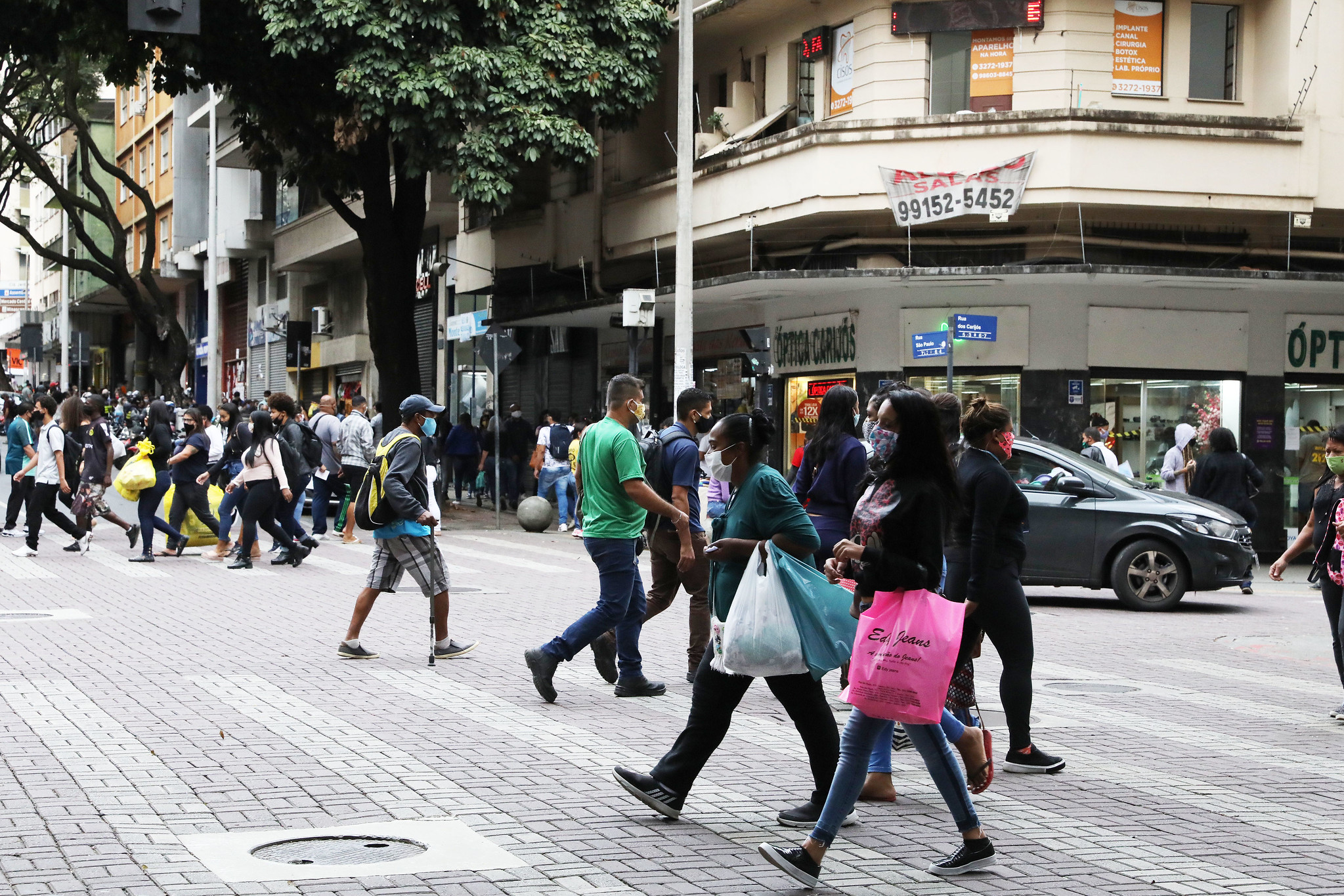 Pedestres caminham no centro de Belo Horizonte após reabertura do comércio