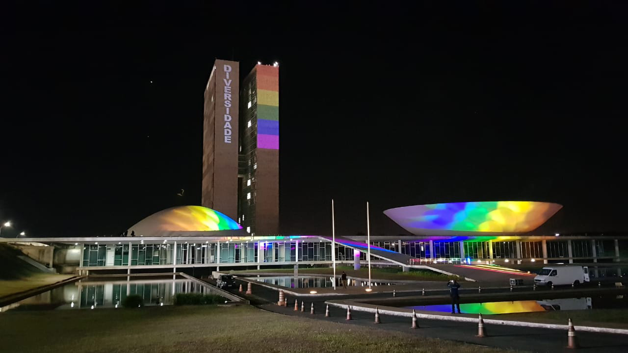 Congresso com as cores do arco-íris no Dia Internacional do Orgulho LGBTI