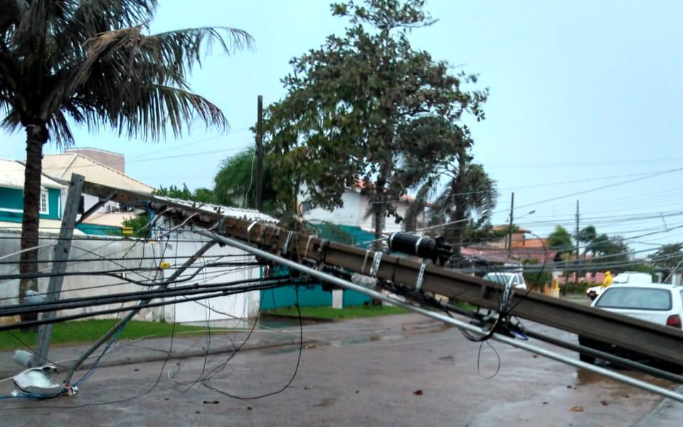 Ventos de até 120 km/h de ciclone derrubaram árvores e postes em Florianópolis