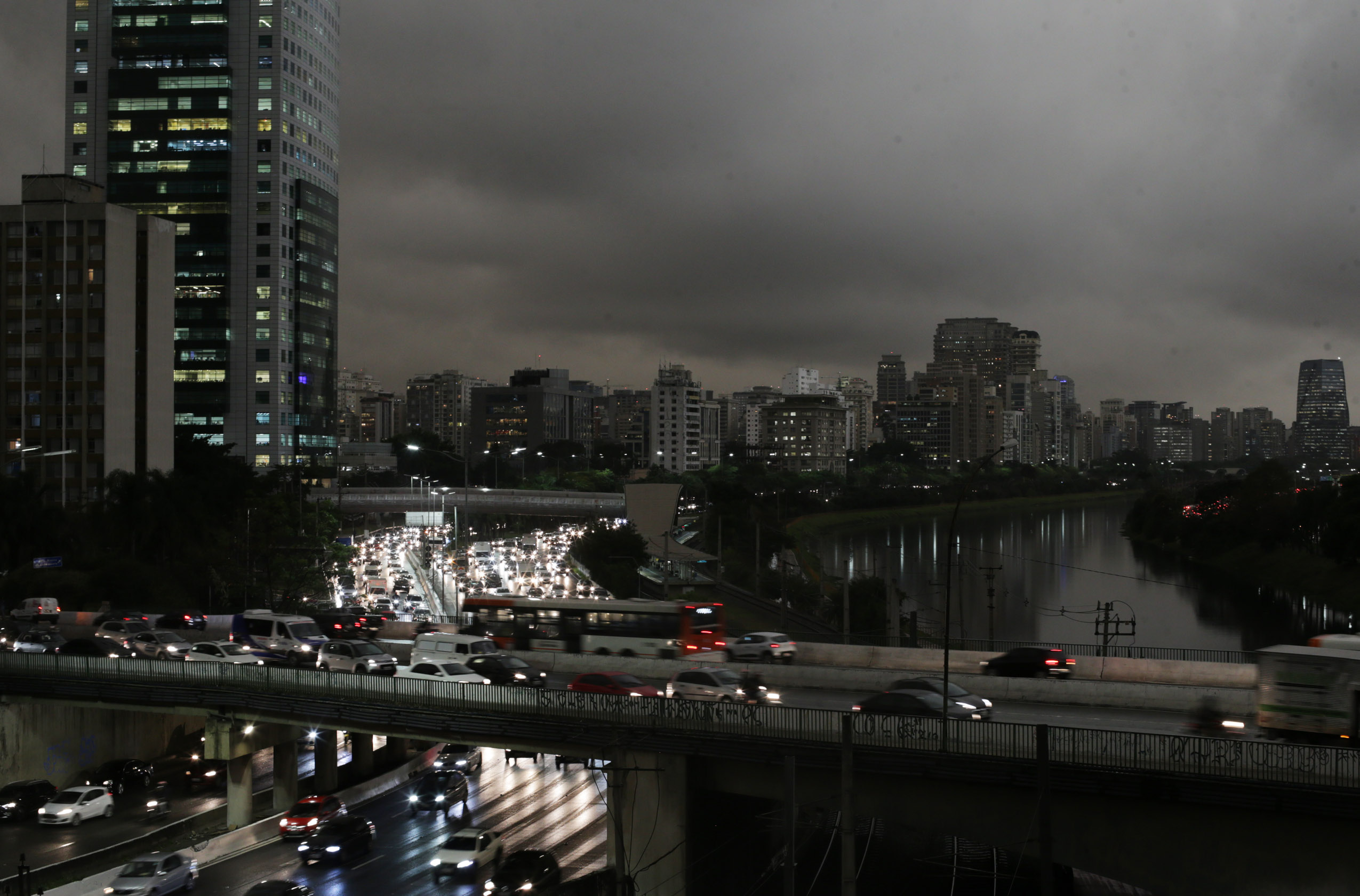 Céu escuro na cidade de São Paulo no dia 19 de agosto de 2019