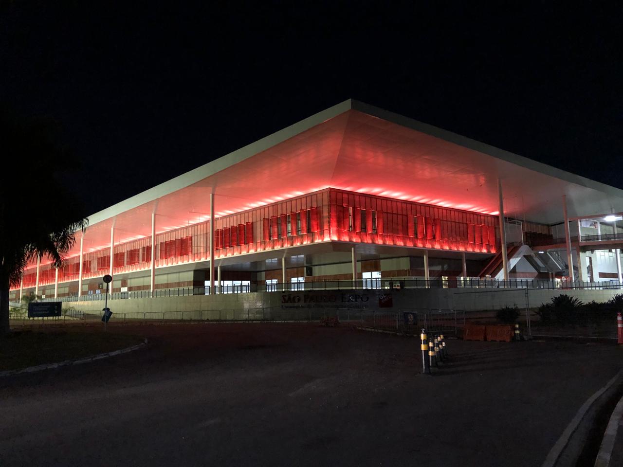Direção do São Paulo Expo colocou luzes vermelhas do lado de fora como protesto
