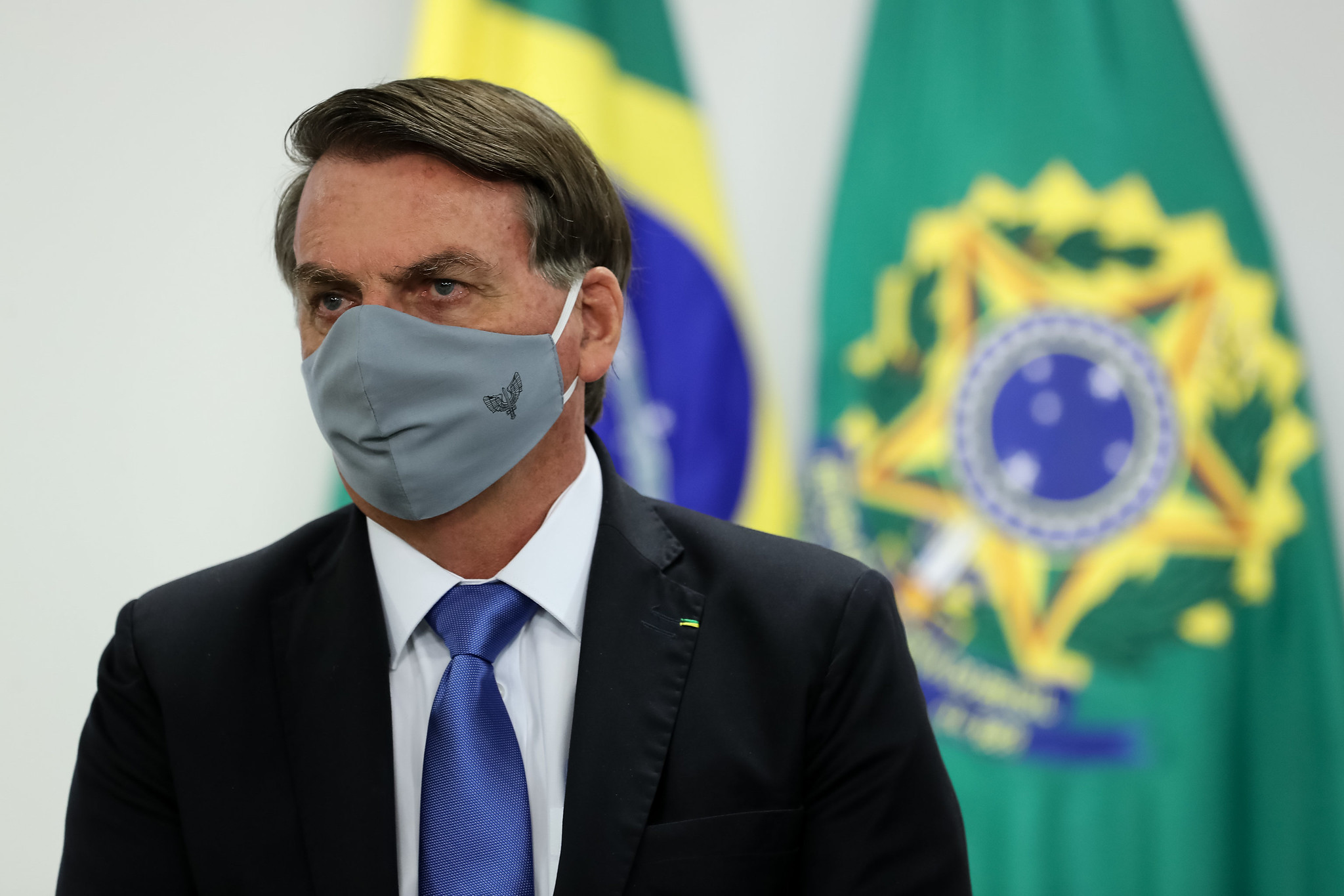 O presidente Jair Bolsonaro usa máscara durante cerimônia em Brasília