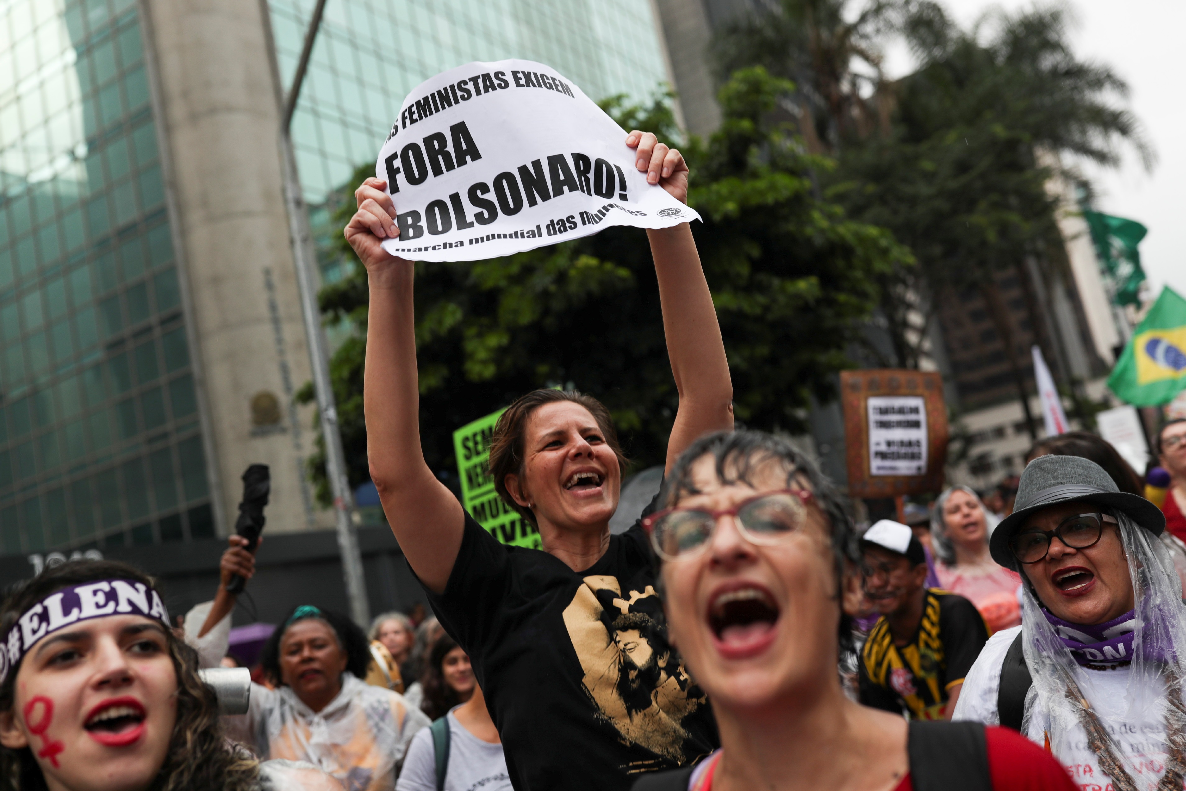 Mulher protesta contra Bolsonaro em ato pelo Dia Internacional da Mulher