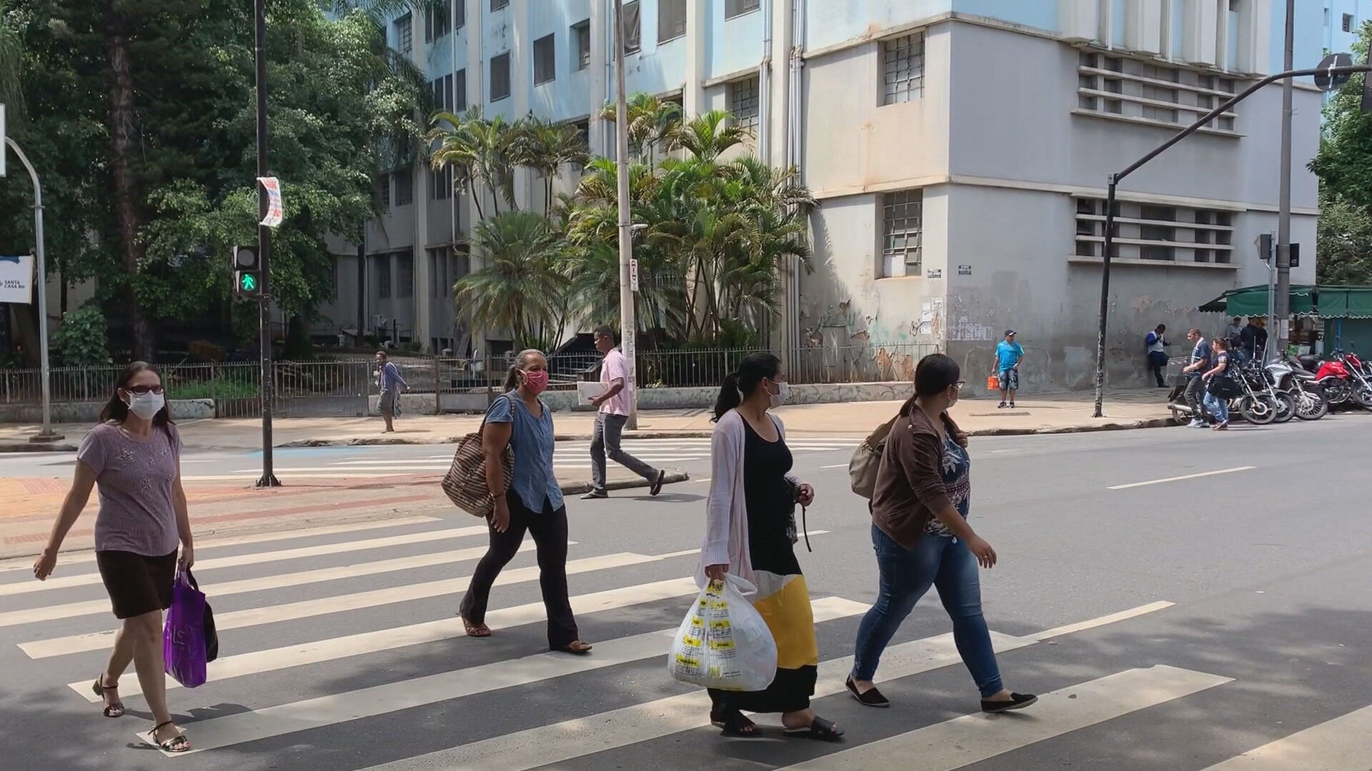 Pessoas caminham em Belo Horizonte, em Minas Gerais