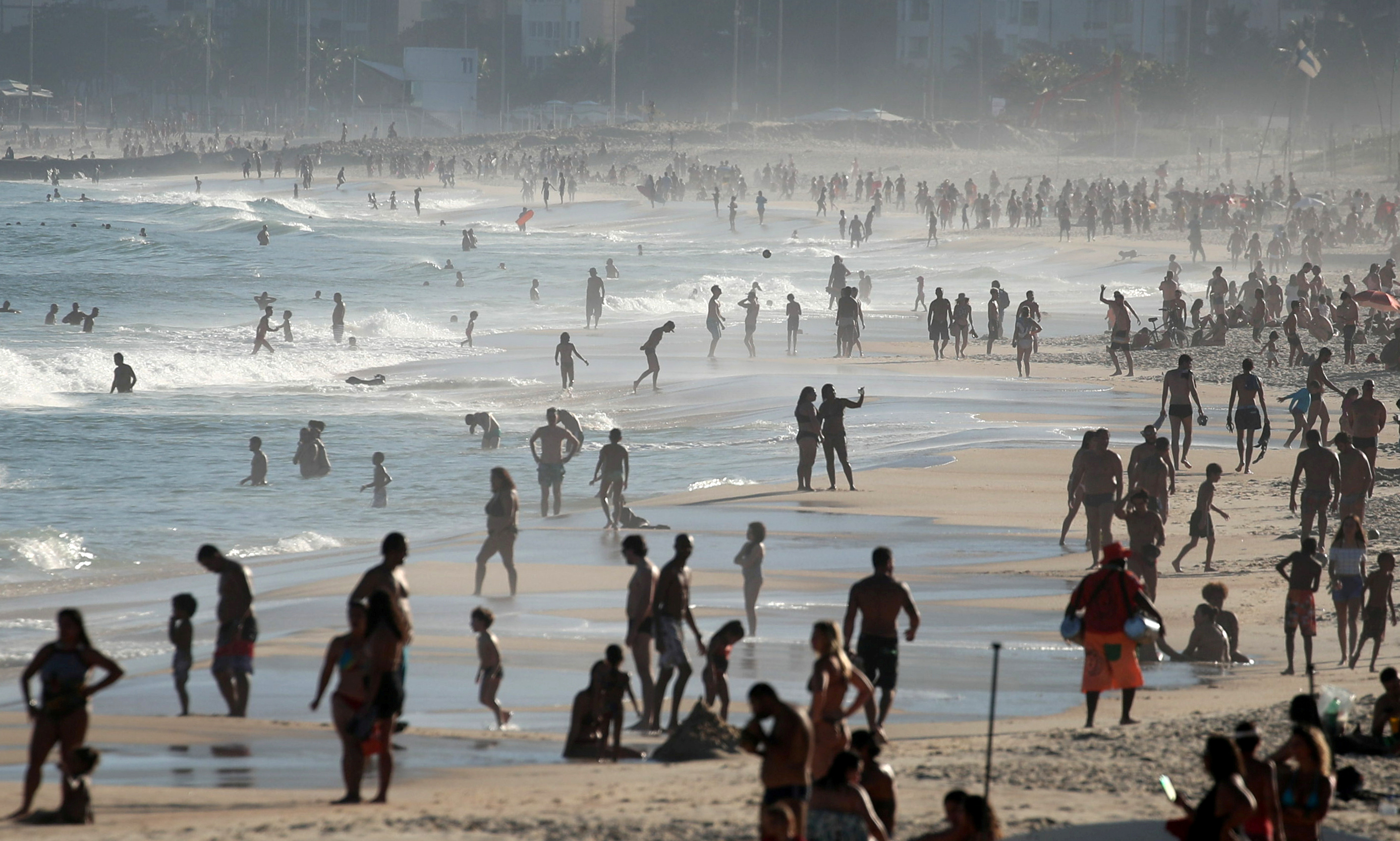 Pessoas aproveitam praia no Rio, apesar de proibição durante a pandemia