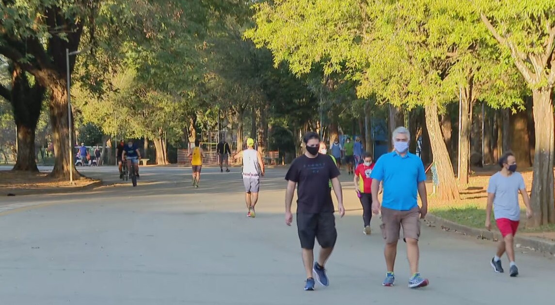 Pessoas fazem exercícios no Parque Ibirapuera, na retomada em São Paulo