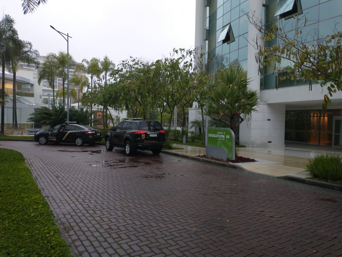 Policiais federais em endereço na Barra da Tijuca, zona oeste do Rio de Janeiro